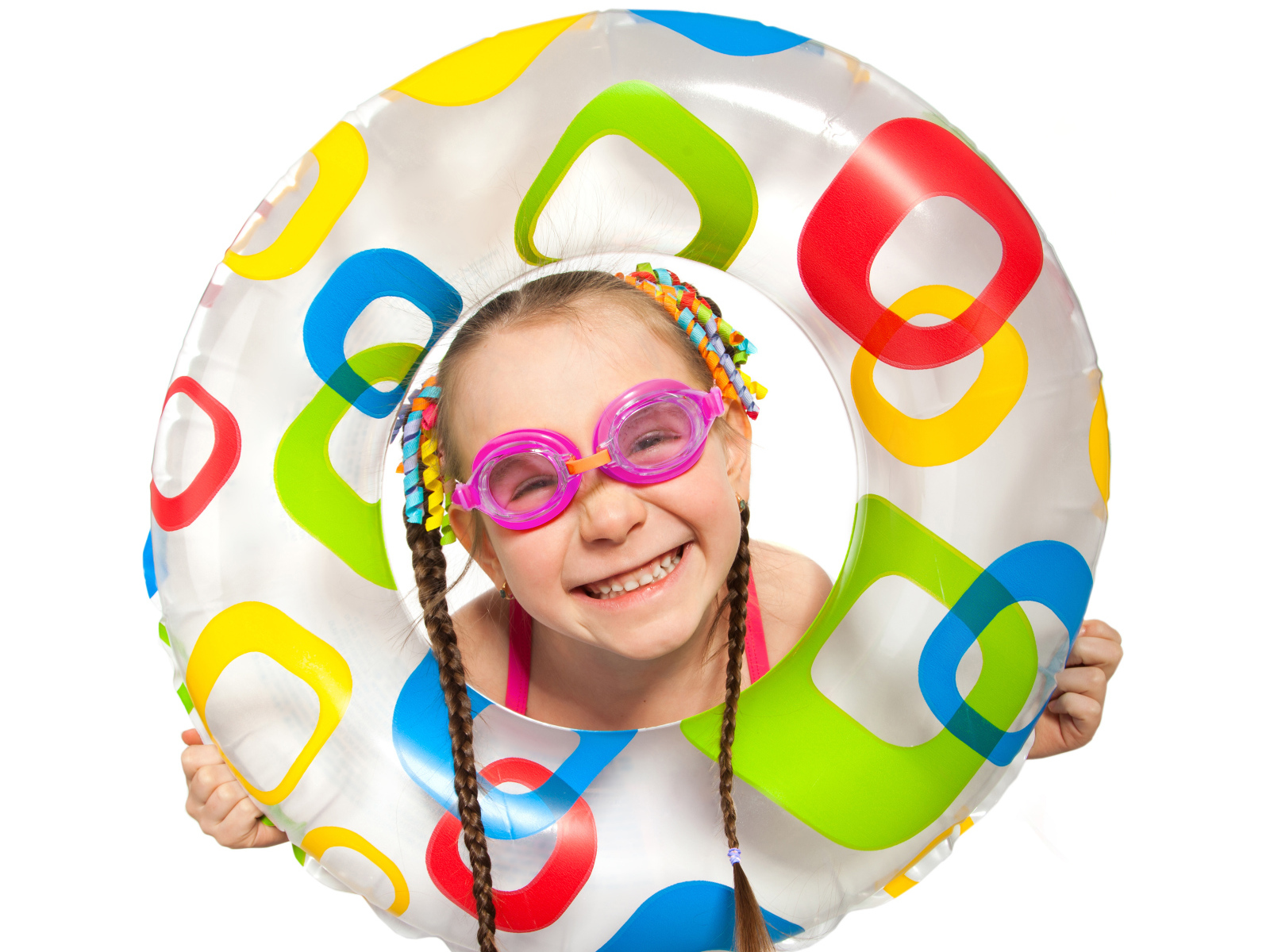 Улыбающаяся девочка с надувным кругом на белом фоне