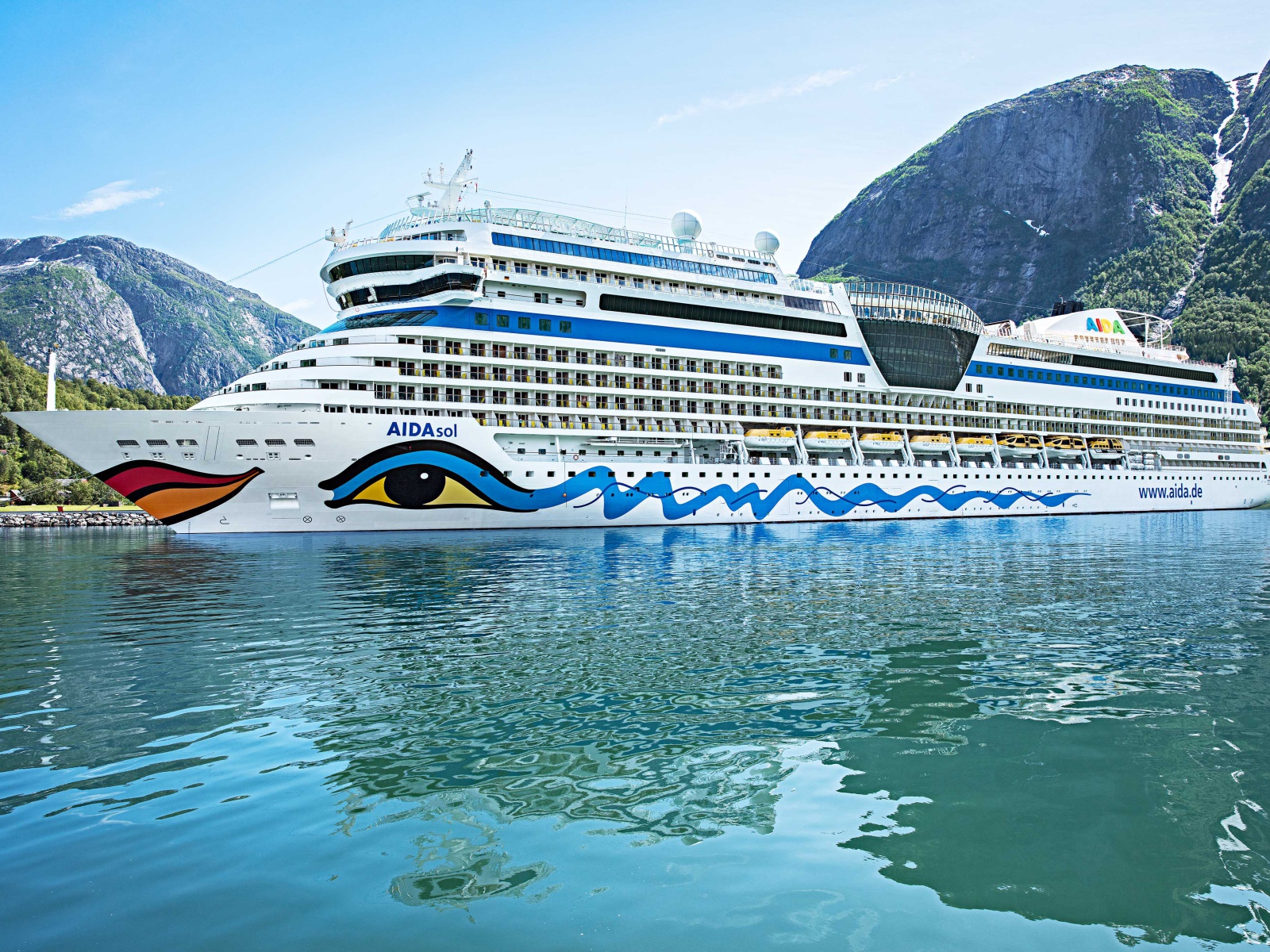 Круизное судно AIDAsol в воде