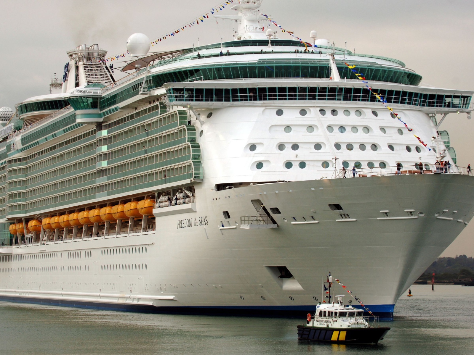 Круизное судно Freedom of the Seas выходит в море