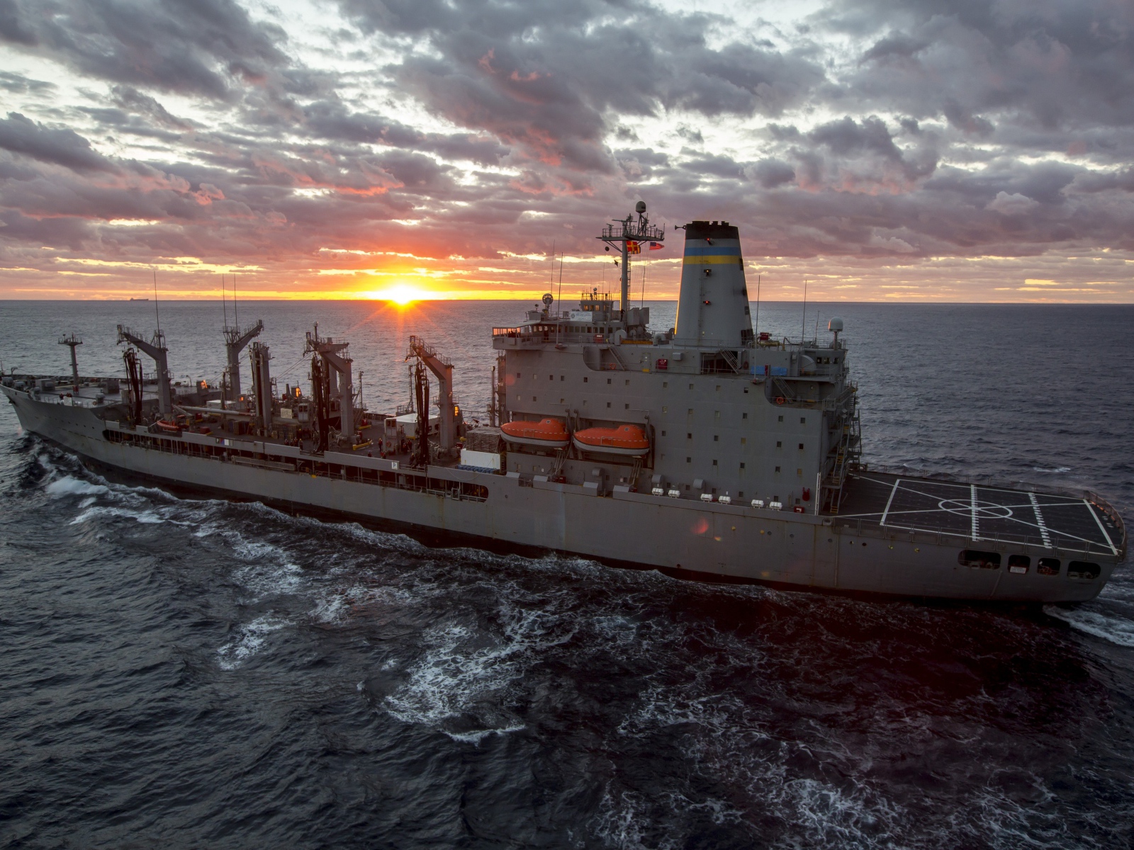 Военный корабль USNS John Lenthall, T-AO 189 в море на закате солнца