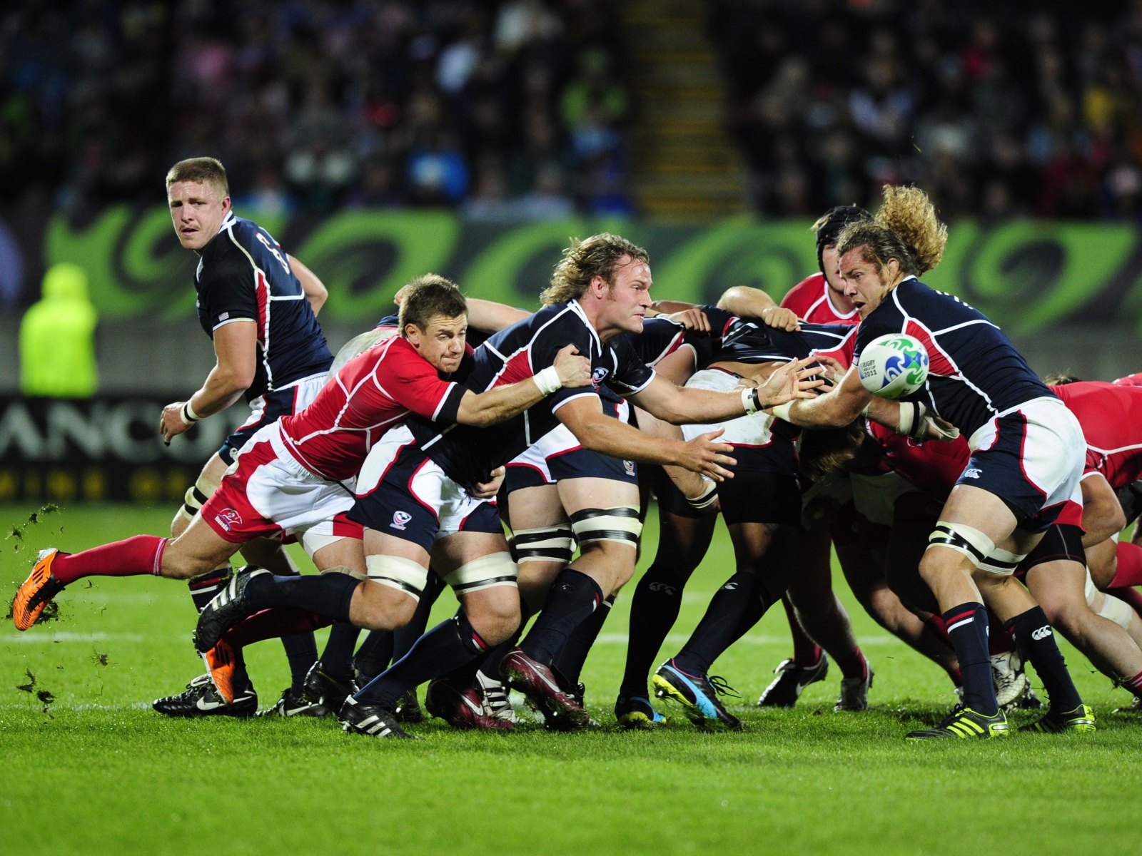 Борьба команд по регби на поле 