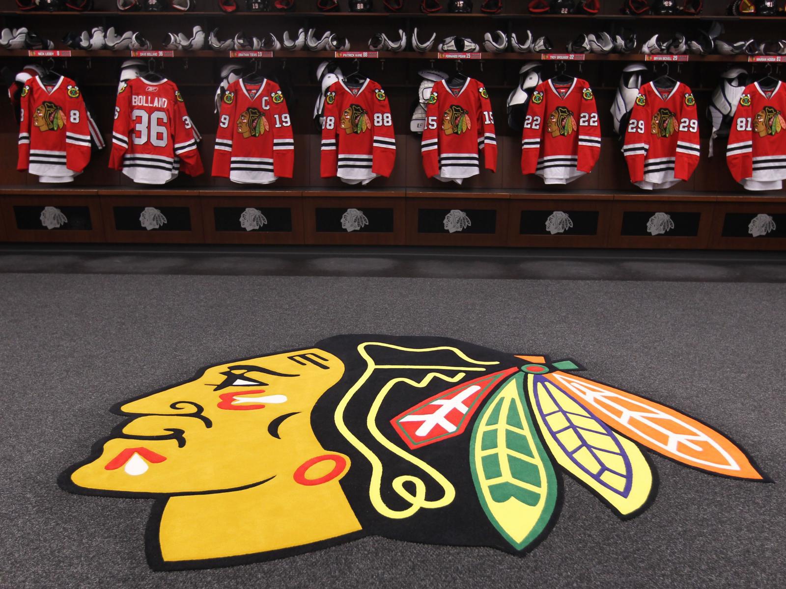 Американский хоккейный клуб Чикаго блэкхокс, логотип и форма 