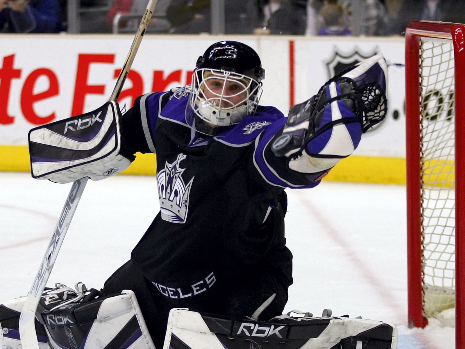 Хоккейный вратарь ловит шайбу в воротах 