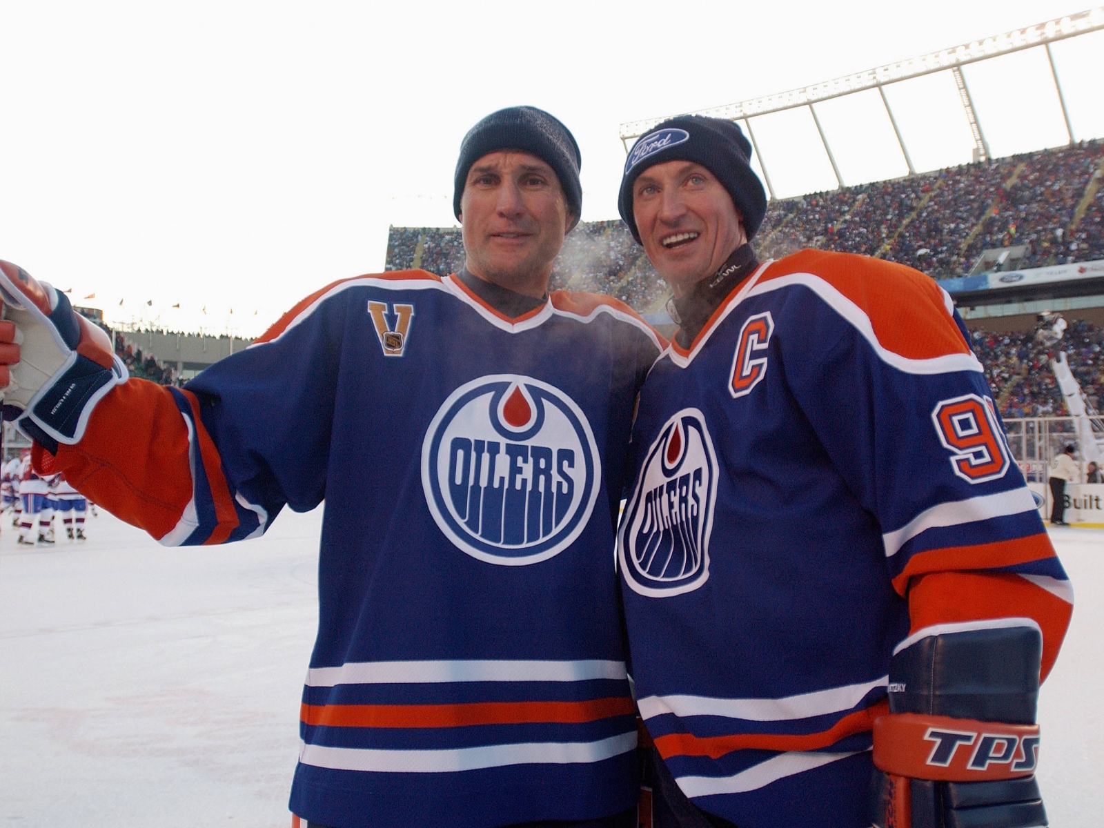 Хоккеисты Пол Коффи, Уэйн Гретцки позируют для фото 