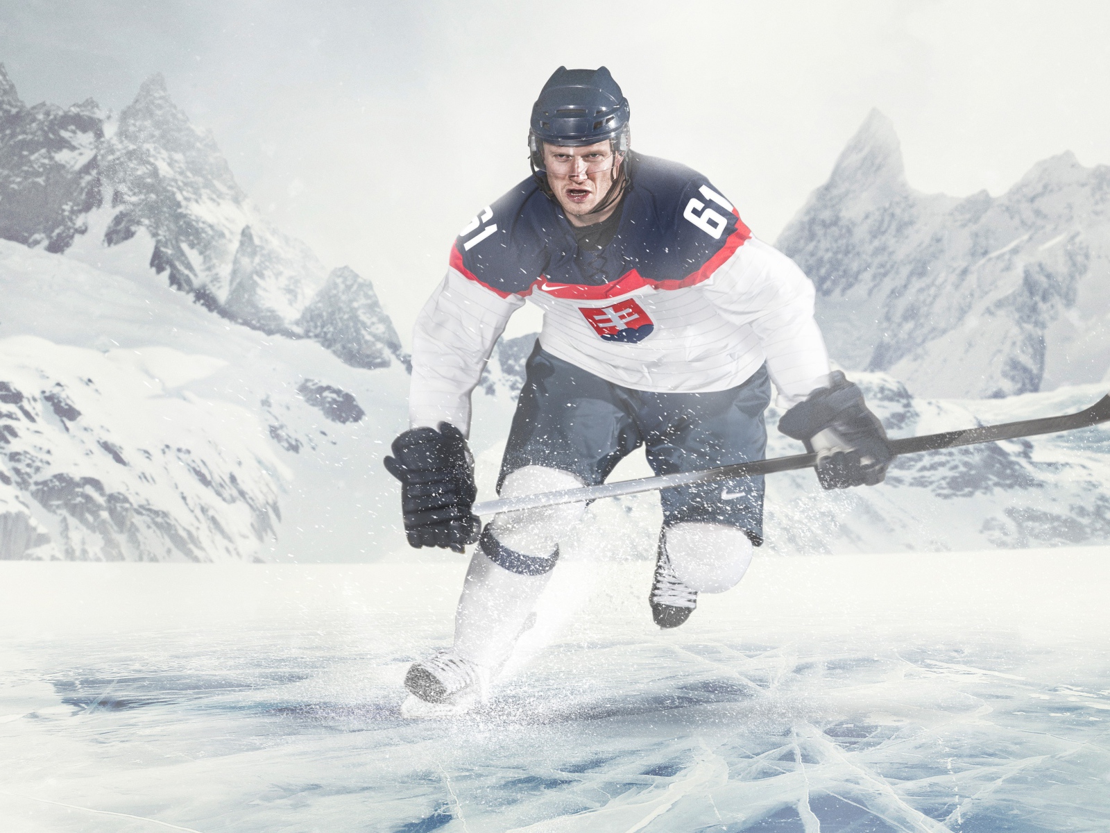 Хоккеист на льду с клюшкой 