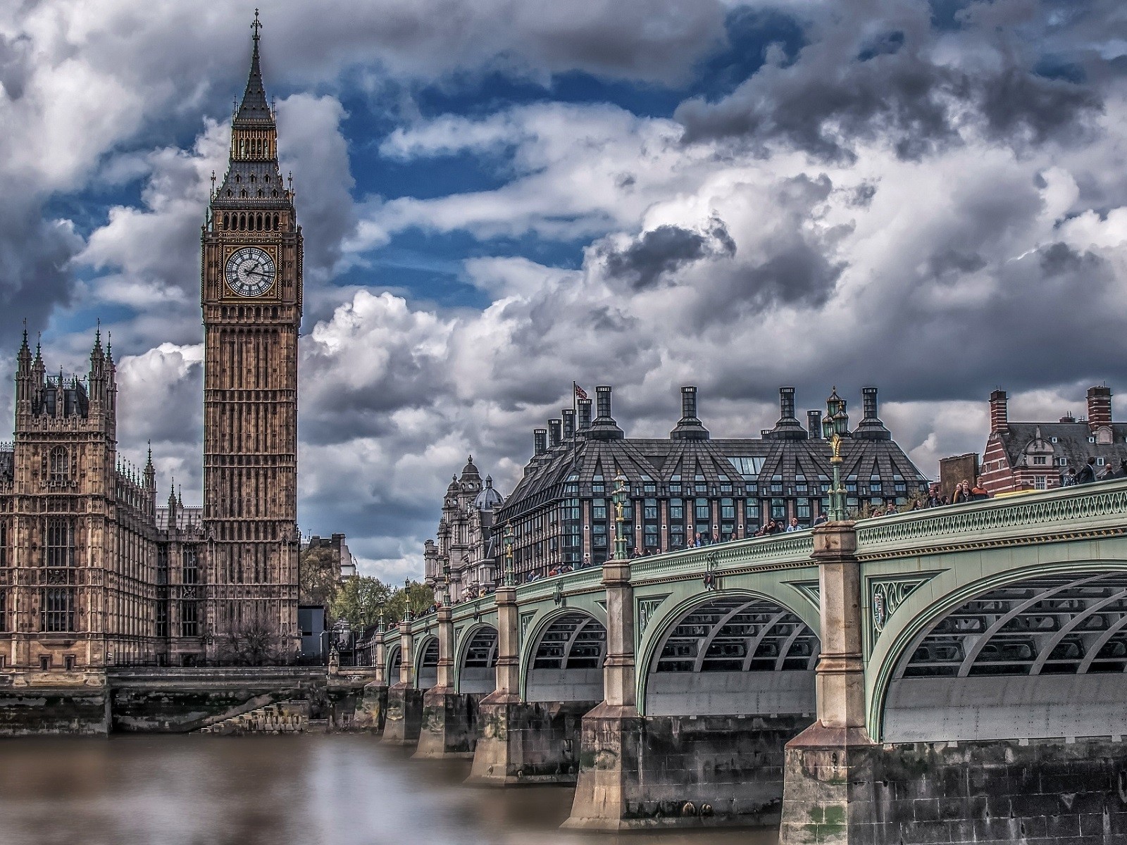 Биг Бен на фоне реки Темзы, Лондон. Великобритания 