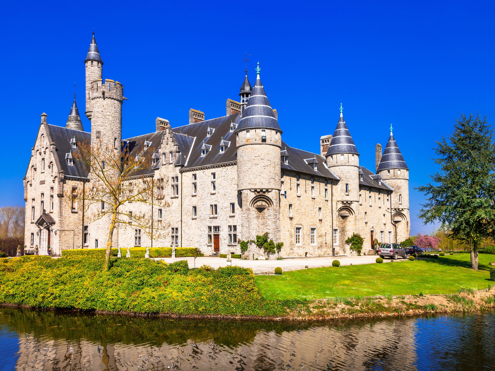 Замок в Борне у пруда, Бельгия 