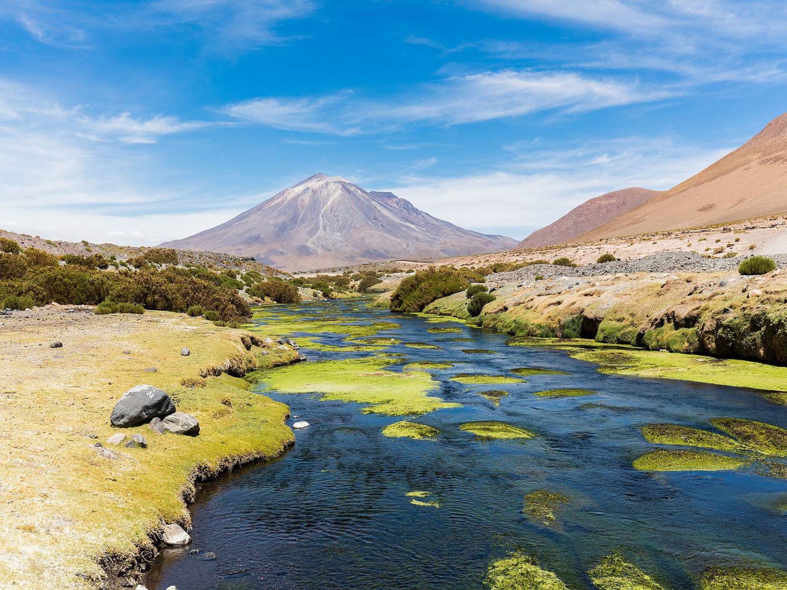 Cтратовулкан Панири и горная река на фоне голубого неба, Чили 