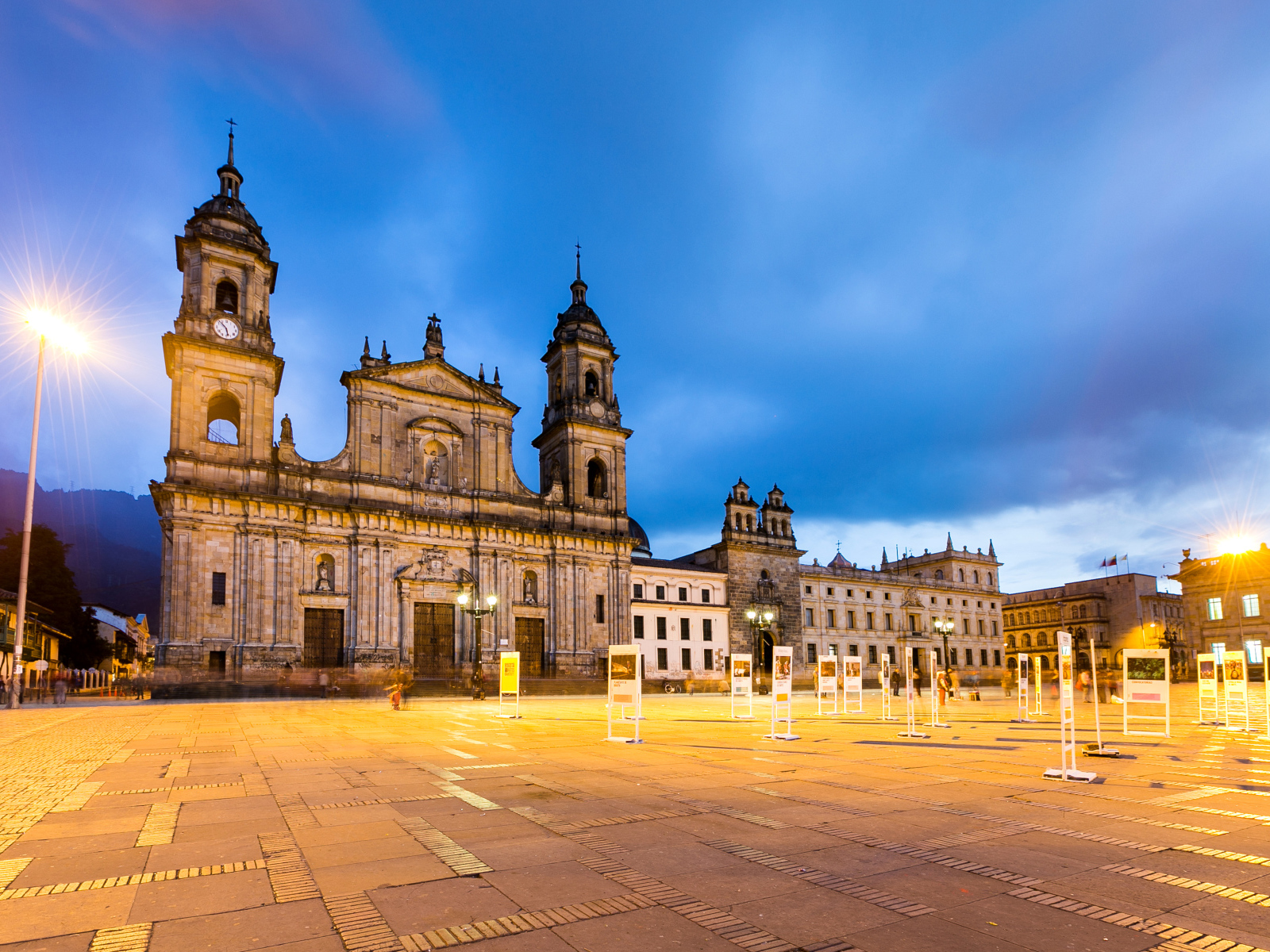 Храм на городской площади города Богота, Колумбия