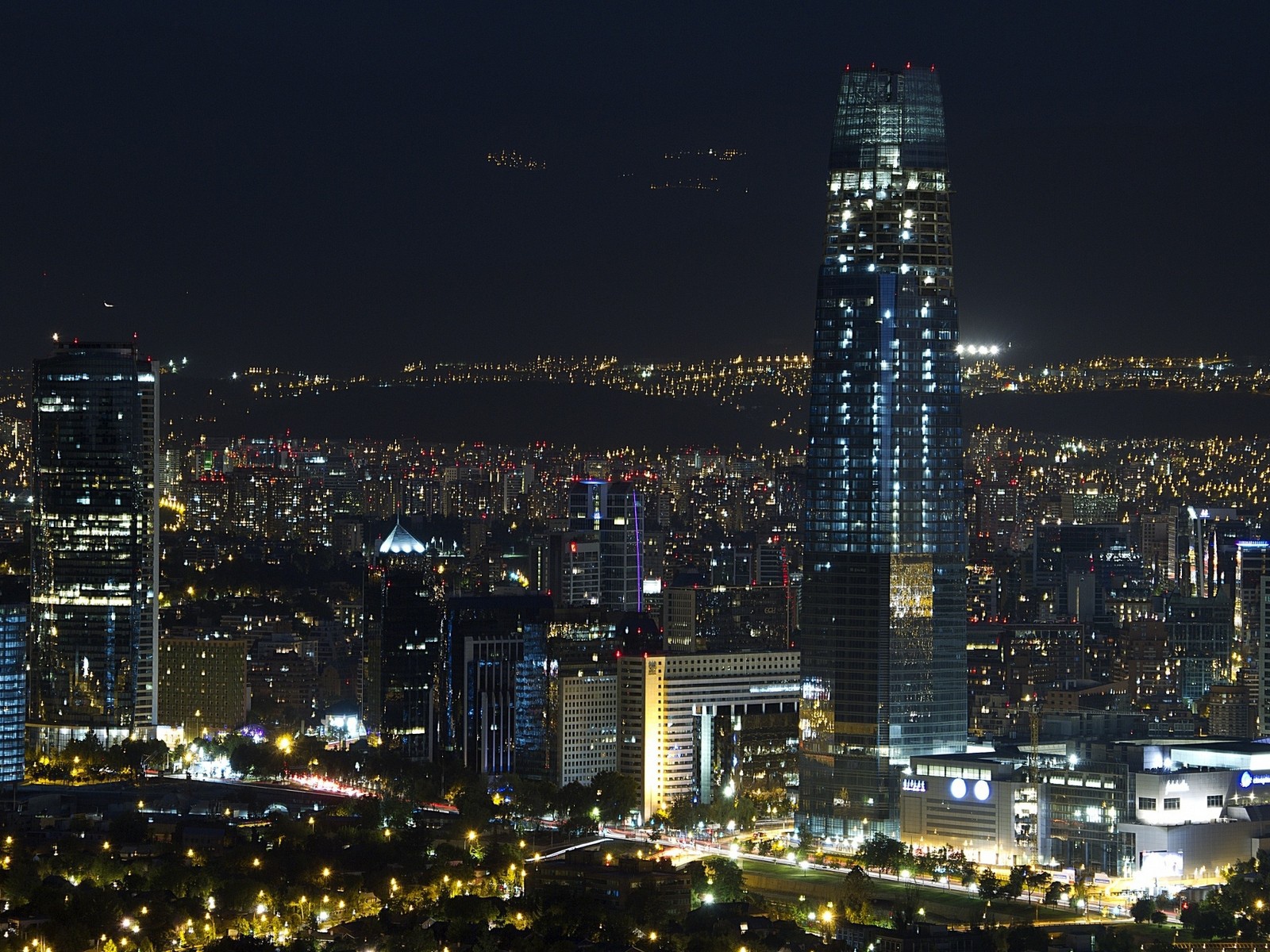 Огни небоскребов ночью, город Сантьяго Чили 