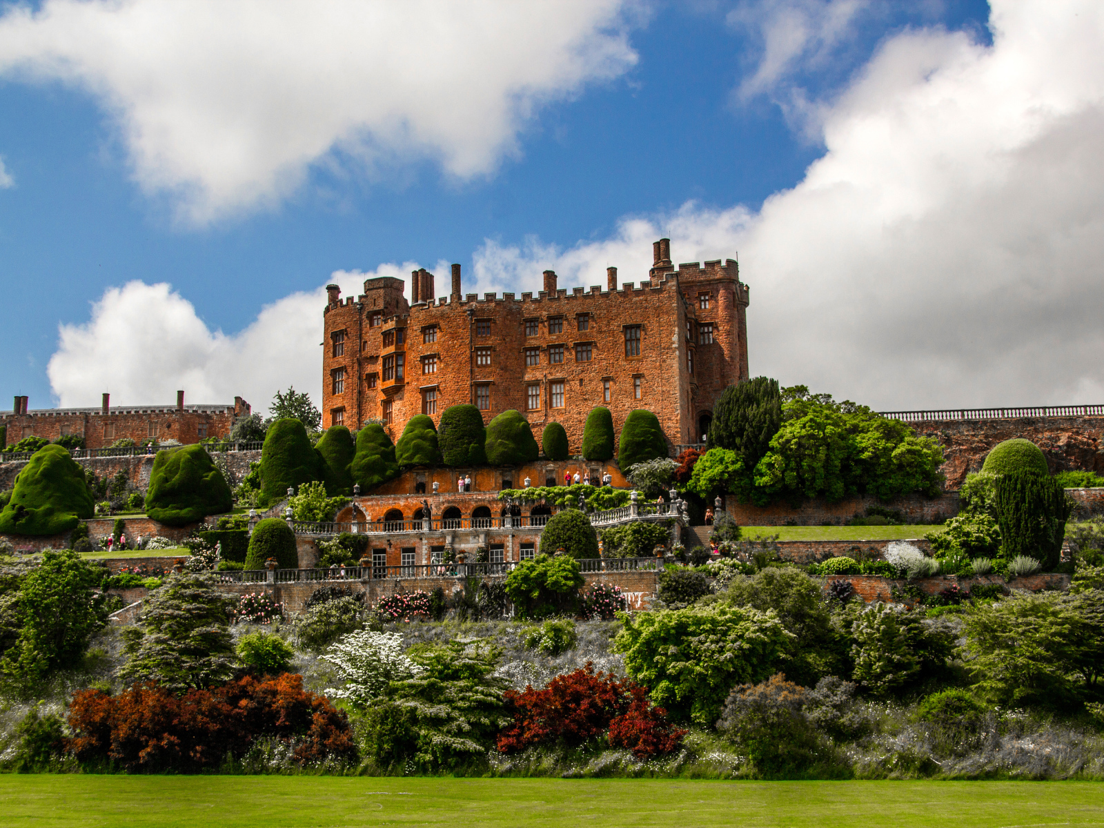 Вид на замок Powis Castle с красивыми садами, Великобритания
