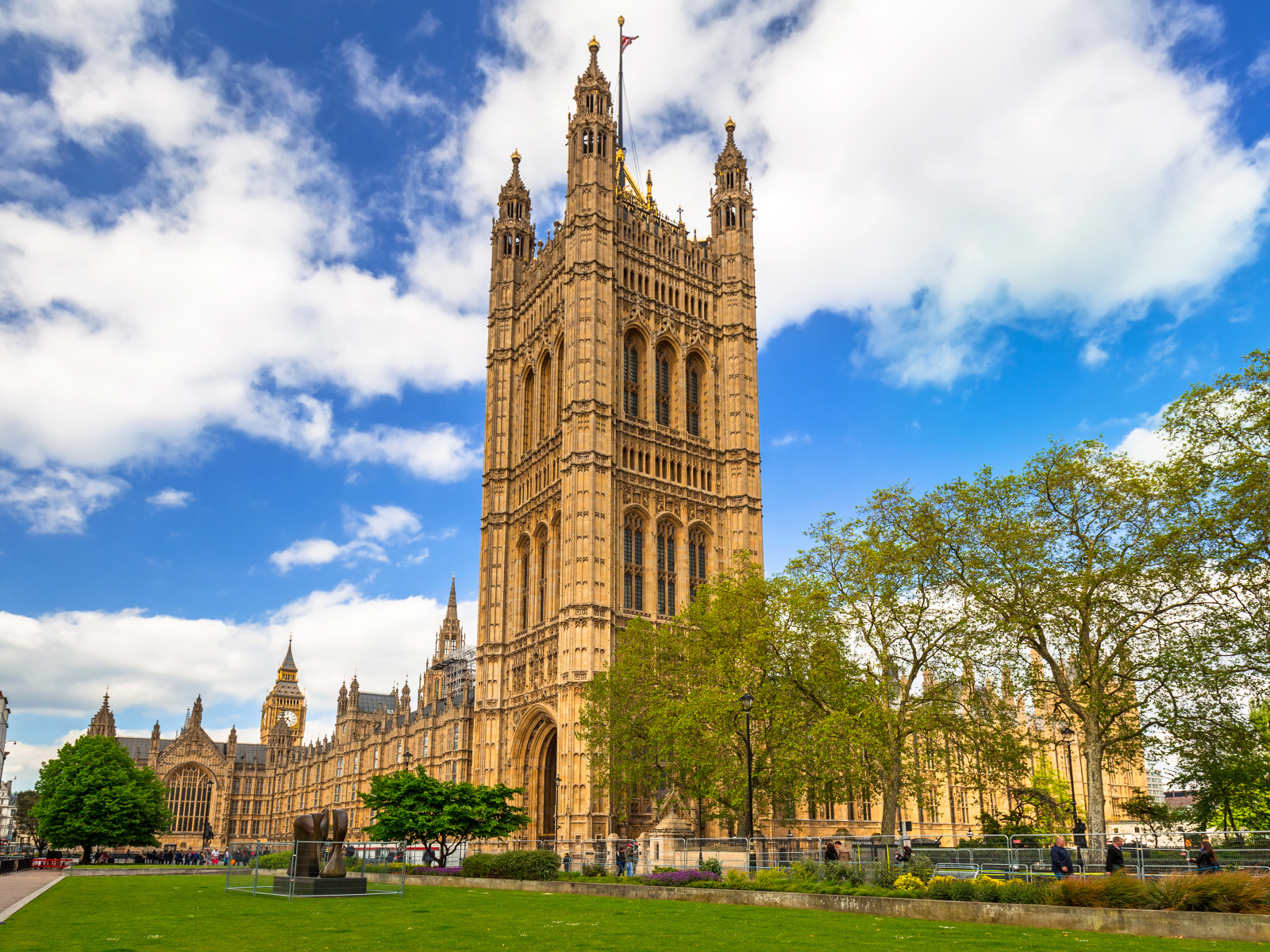 Вестминстерский дворец под красивым небом, Лондон. Великобритания 