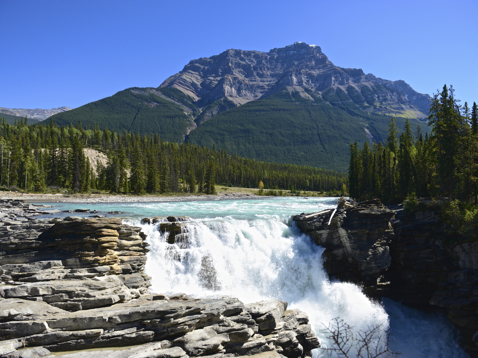 Вид на гору и водопад в национальном парке Джаспер, Канада 