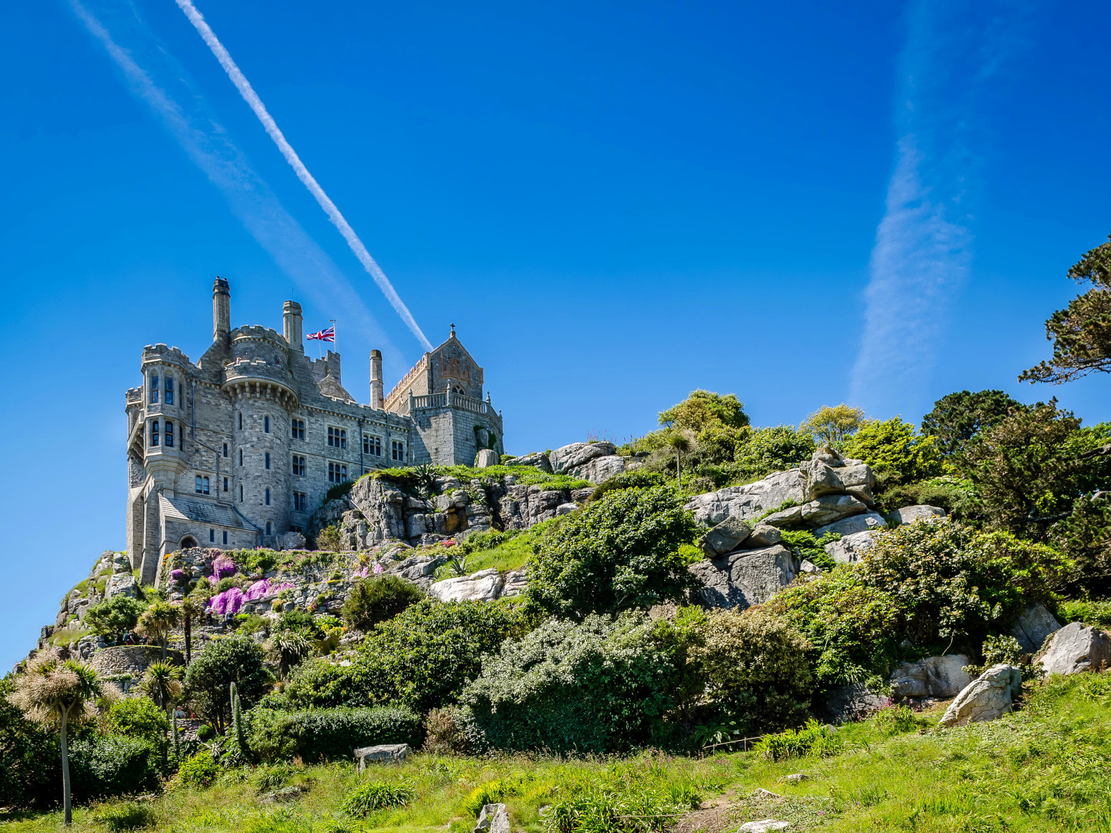 Замок St Michael's Mount на фоне голубого неба, Англия 