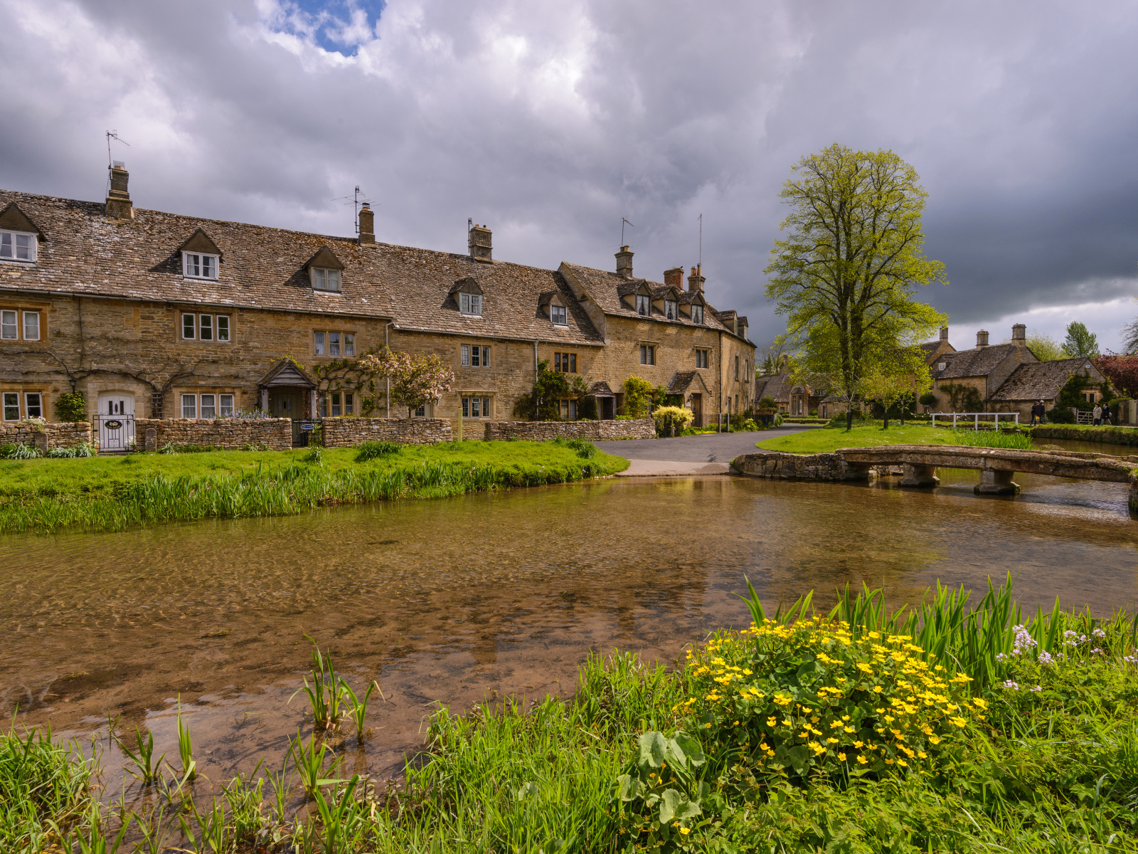 Дом у озера с покрытыми зеленой травой берегами, Англия