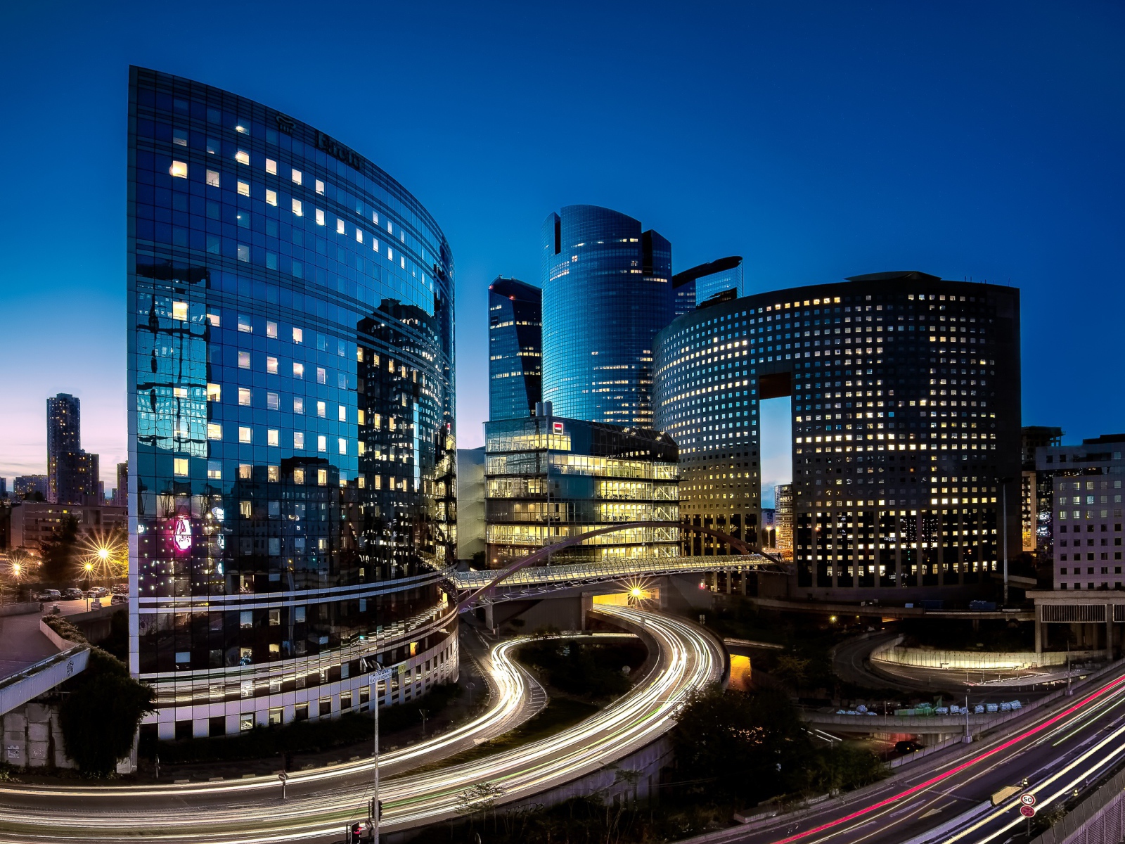 Красивые ночные небоскребы города Париж, Франция 