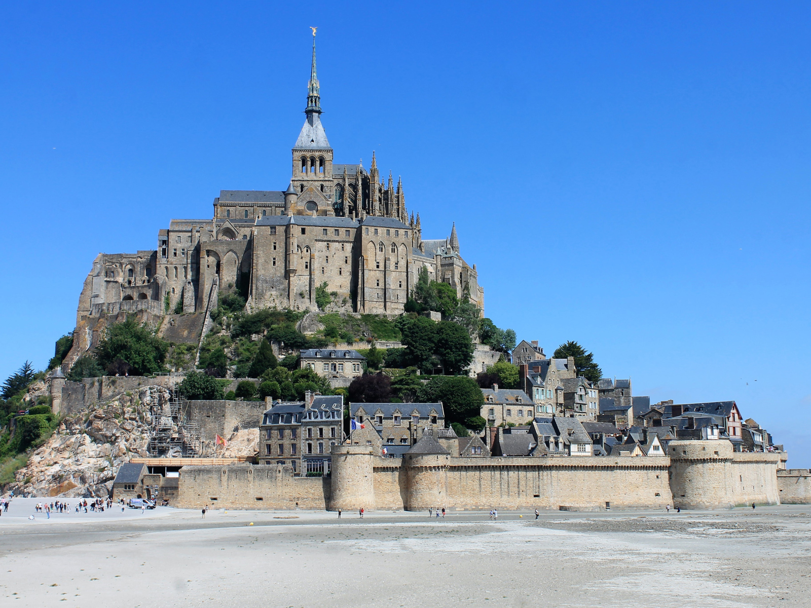 Замок Мон-Сен-Мишель на фоне голубого неба, Франция