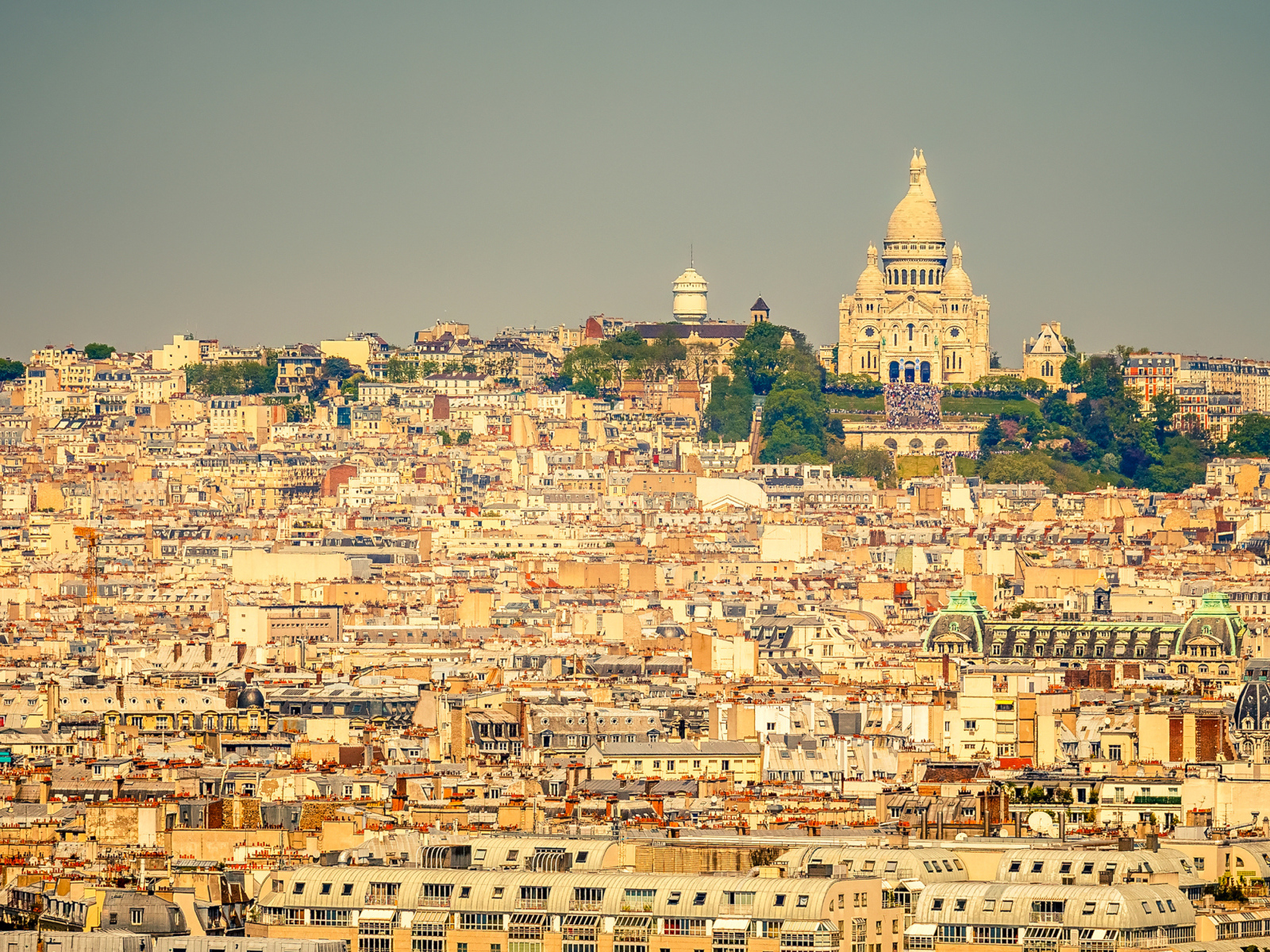 Панорама города Париж, католический храм Базилика Сакре-Кёр, Франция 