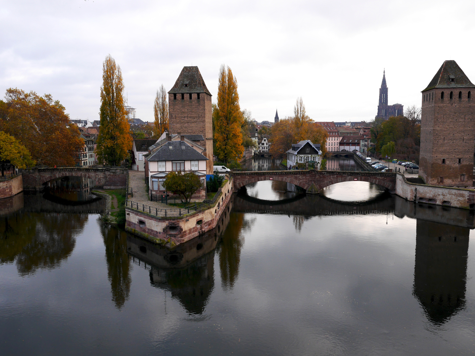 Вид на достопримечательность Страстбурга Ponts Couverts, Франция