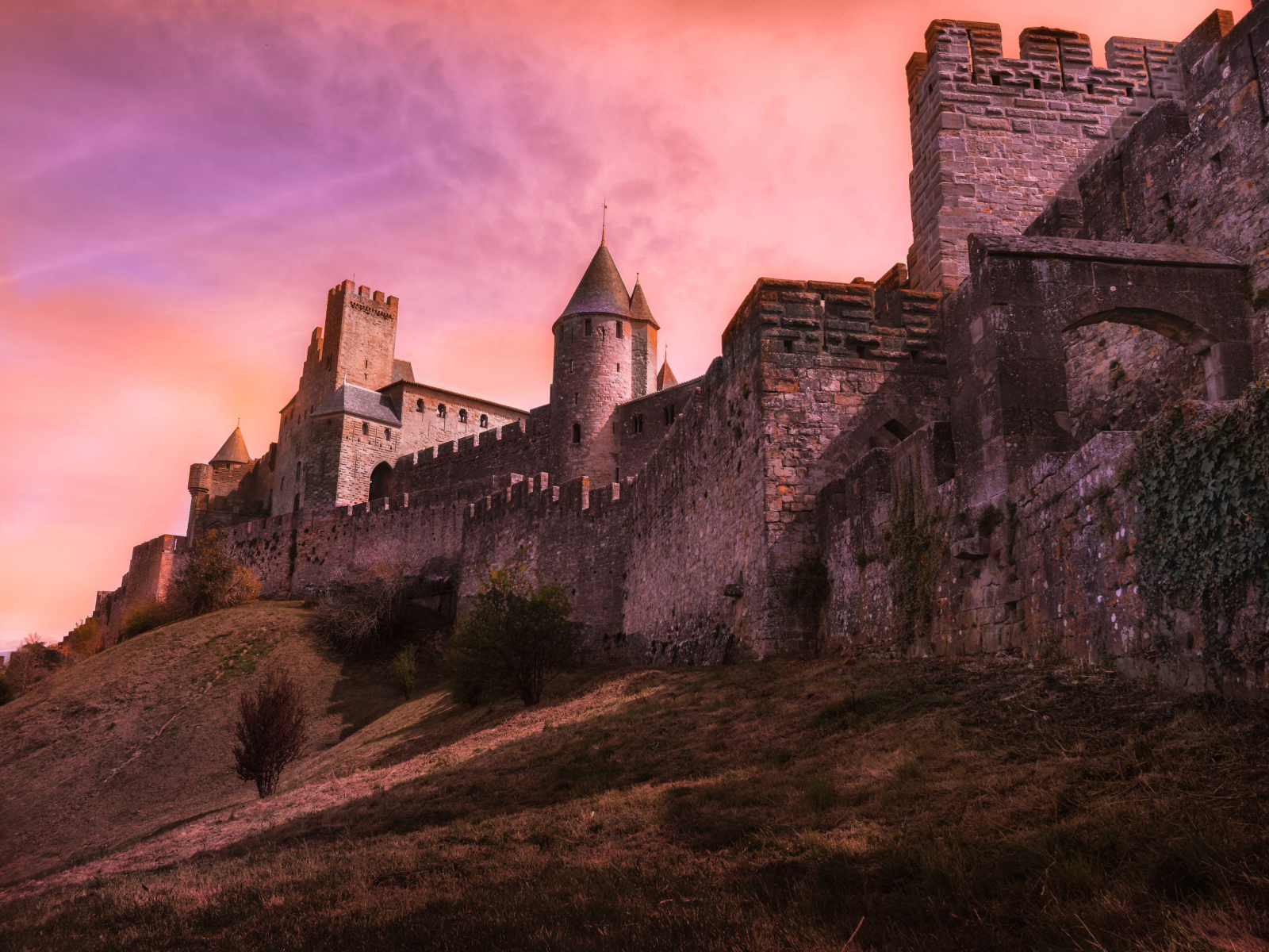 Стена старинной крепости под красивым небом, Франция