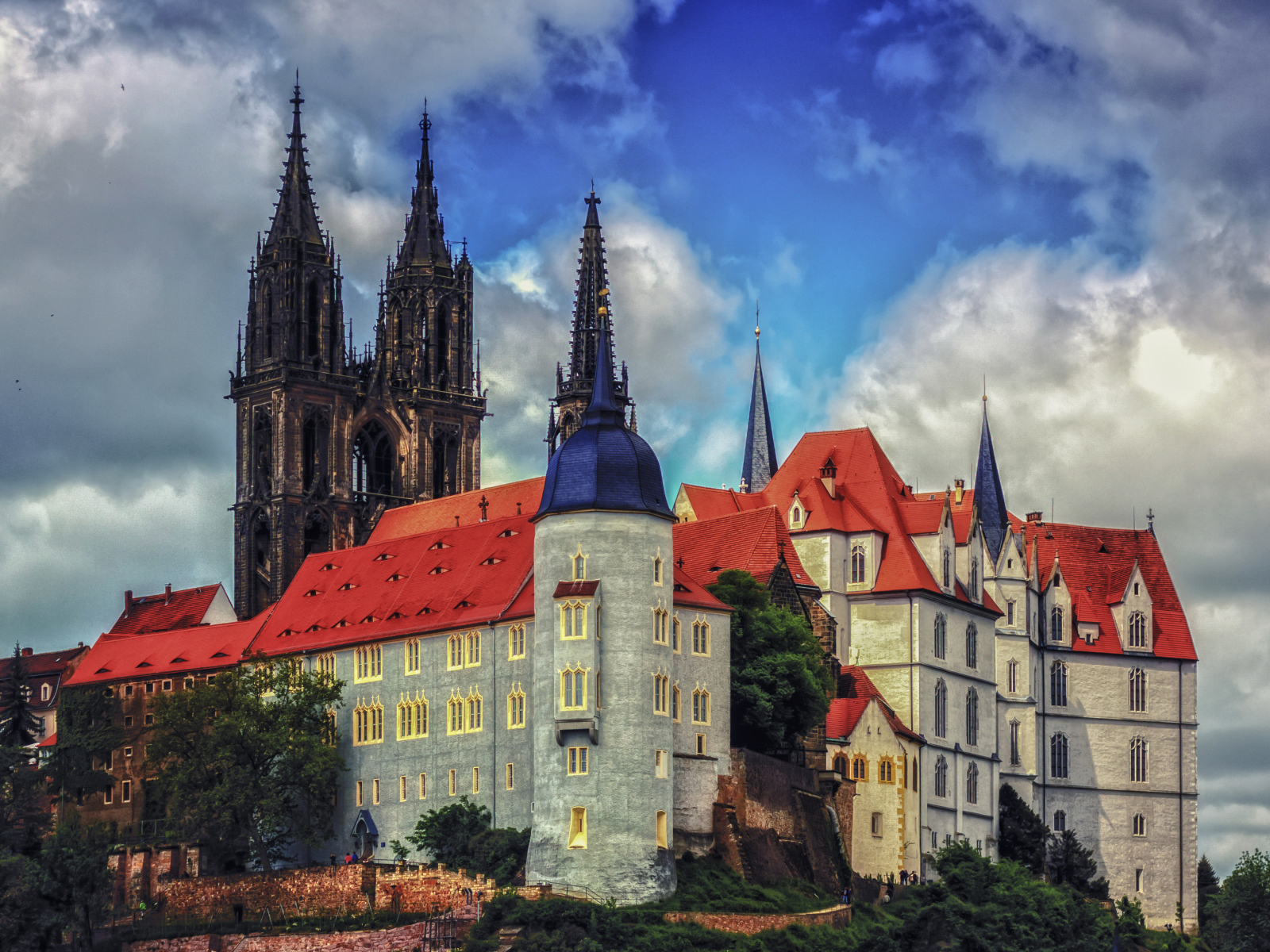 Замок Альбрехтсбург на фоне неба, Германия 