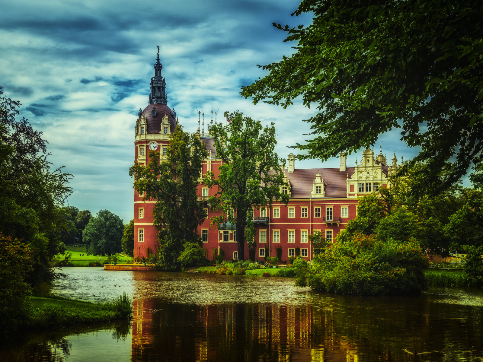 Старинный замок Морицбург у пруда, Германия 