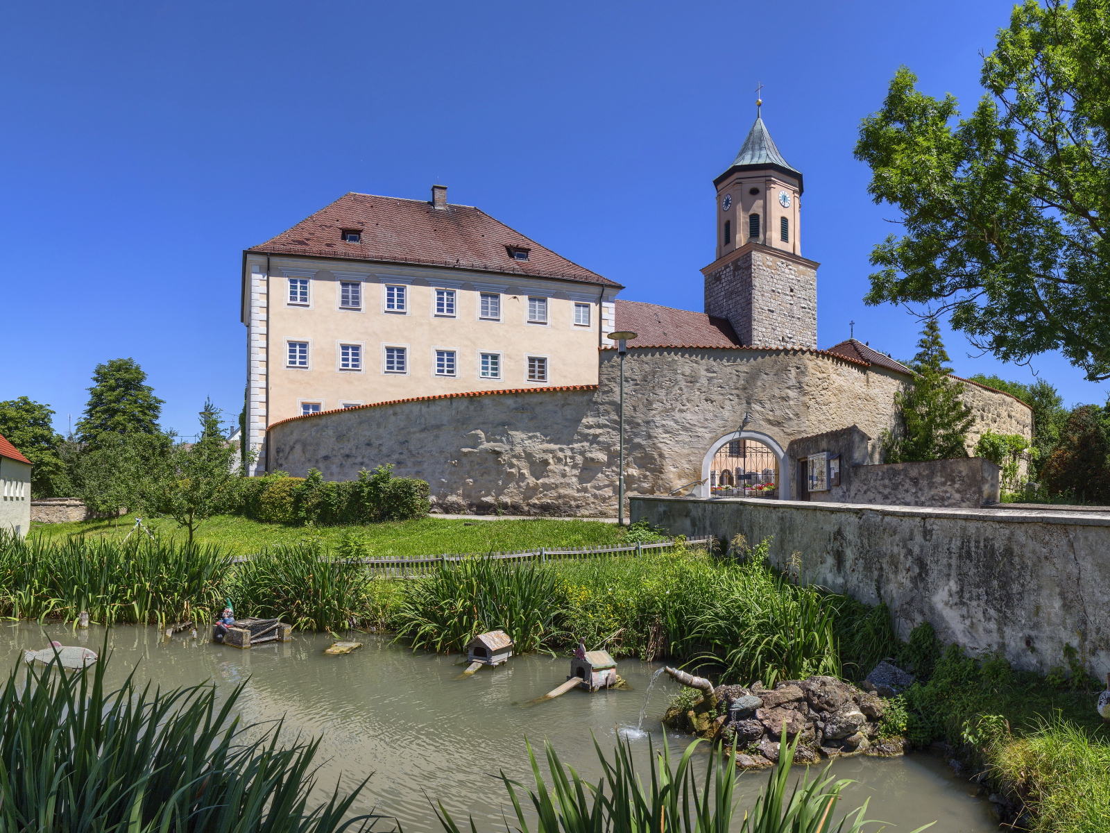 Красивый дом у пруда, Бавария. Германия