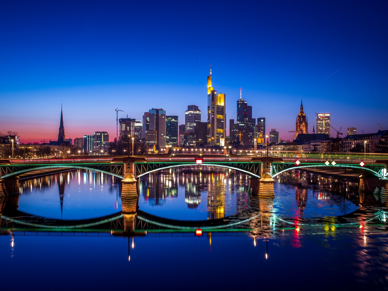 Ночной город Франкфурт отражается в воде, Германия 