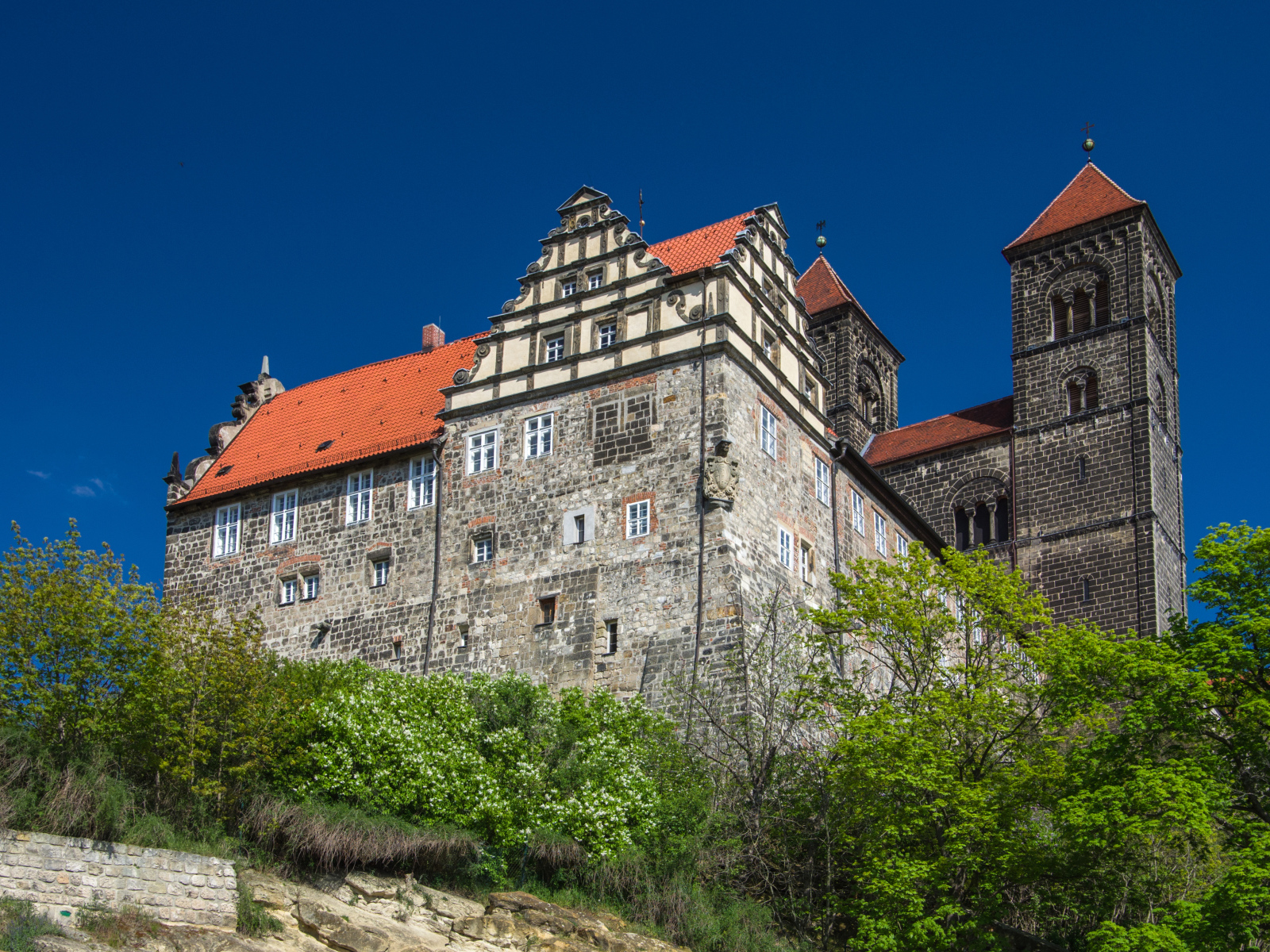 Вид на монастырь в городе Кведлинбург, Германия