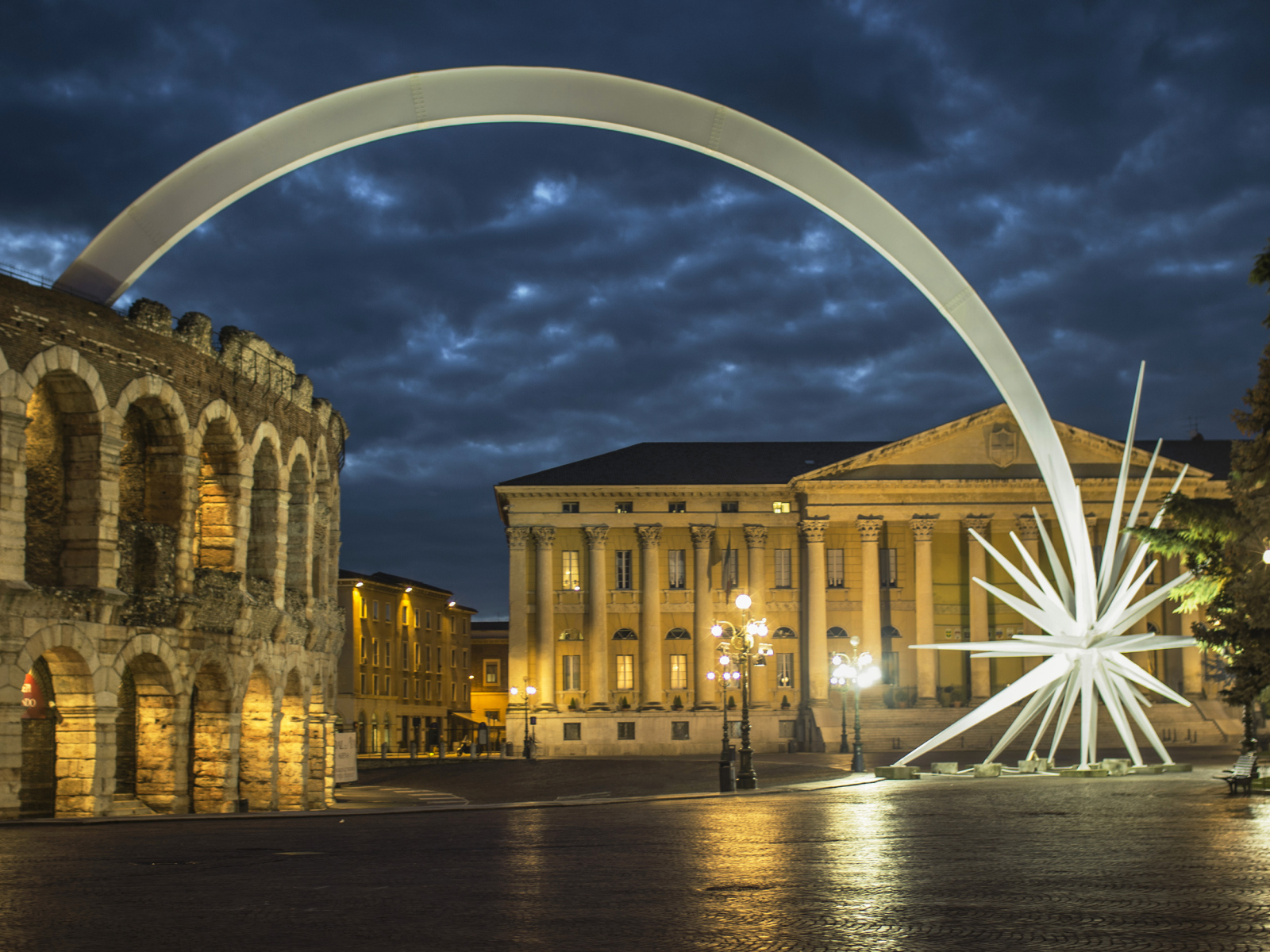 Ночная улица в Вероне, Италия