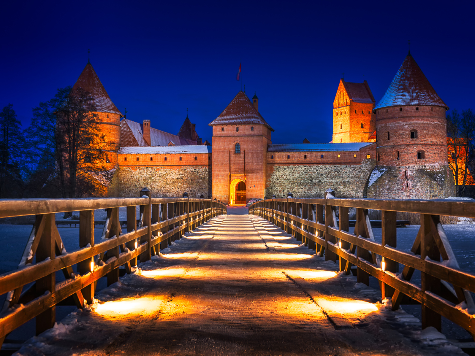 Мост при свете ночных фонарей к Тракайскому замку, Литва