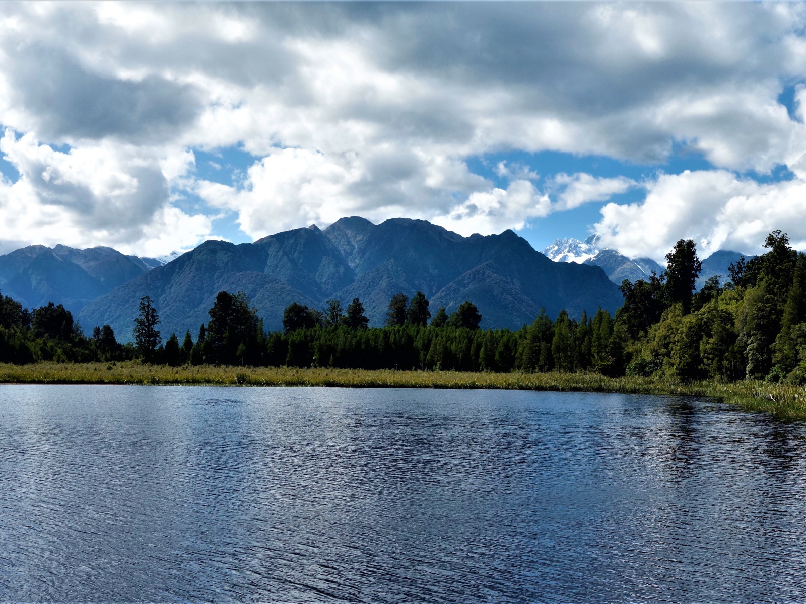 Живописное озеро Мэтисон, Новая Зеландия 