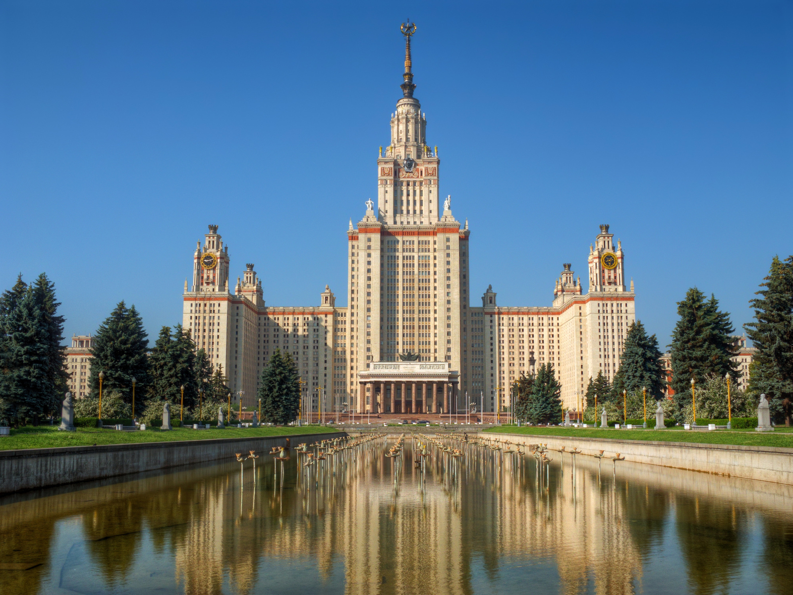 Фонтан у здания московского государственного университета, Россия