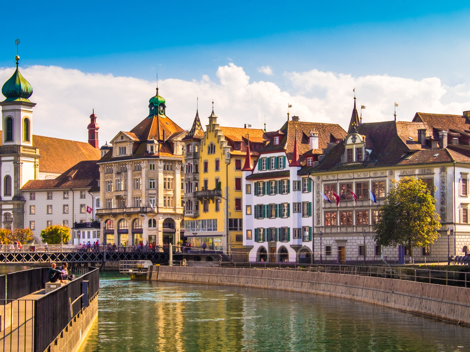 Красивые разноцветные дома у канала в городе Люцерн, Швейцария 