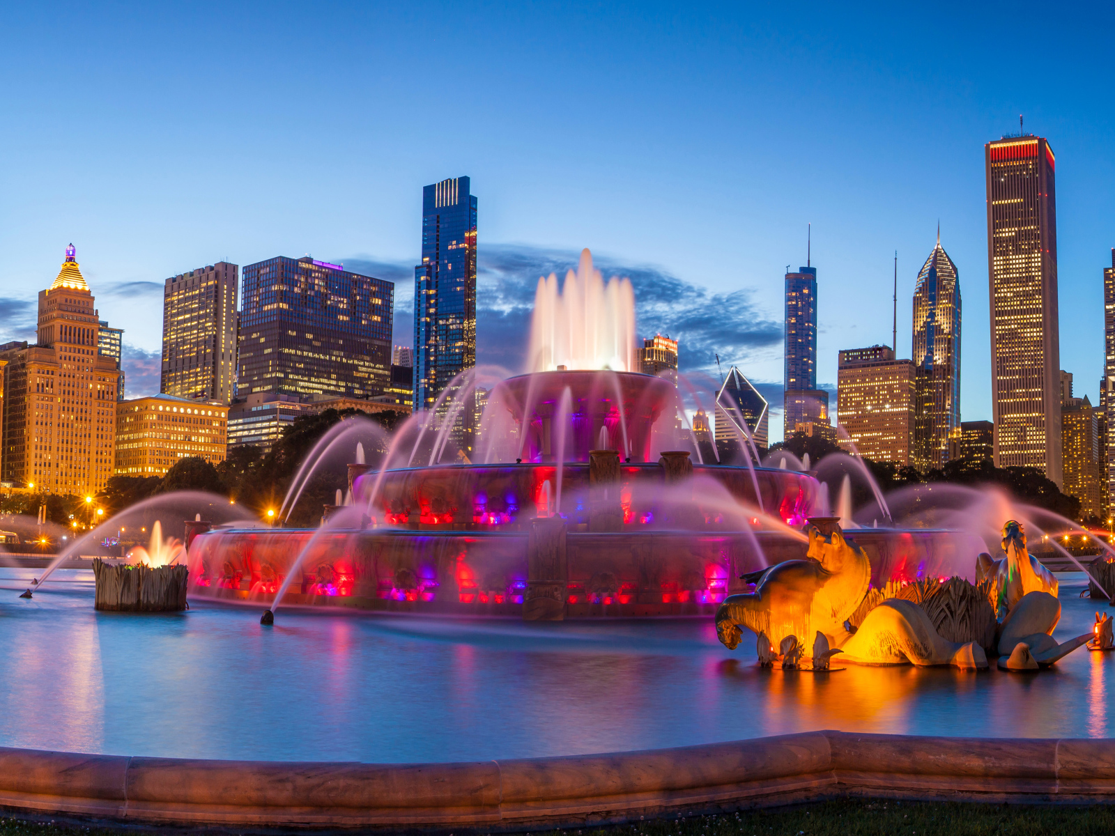Красивый Букингемский фонтан на фоне ночных небоскребов, Чикаго. США