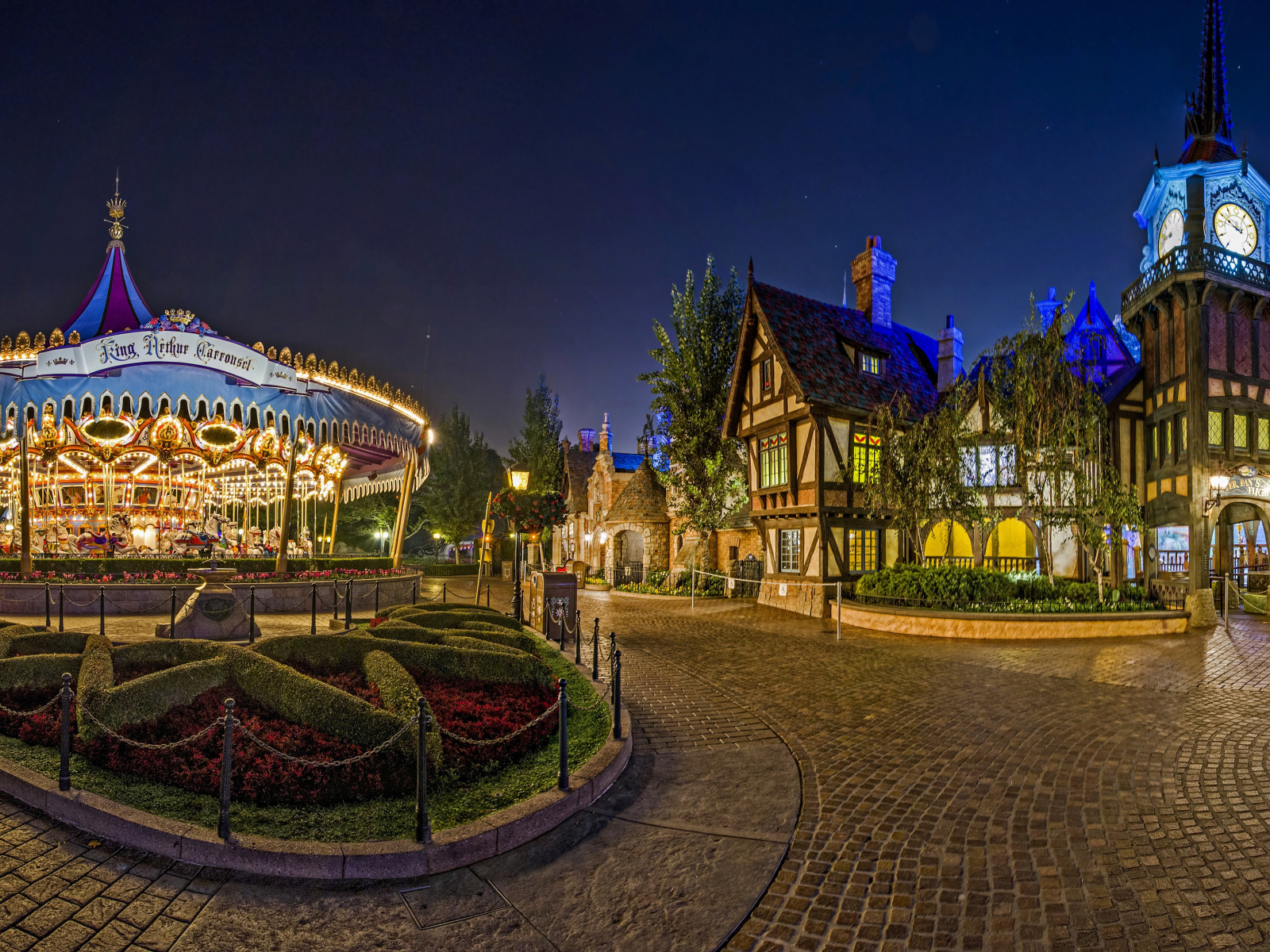 Карусели в гирляндах в парке Диснейленд, Калифорния. США