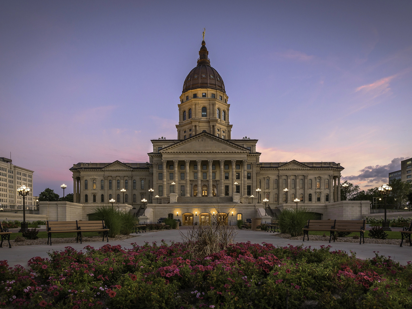 Петунии на клумбе у Капитолия штата Канзас, США 