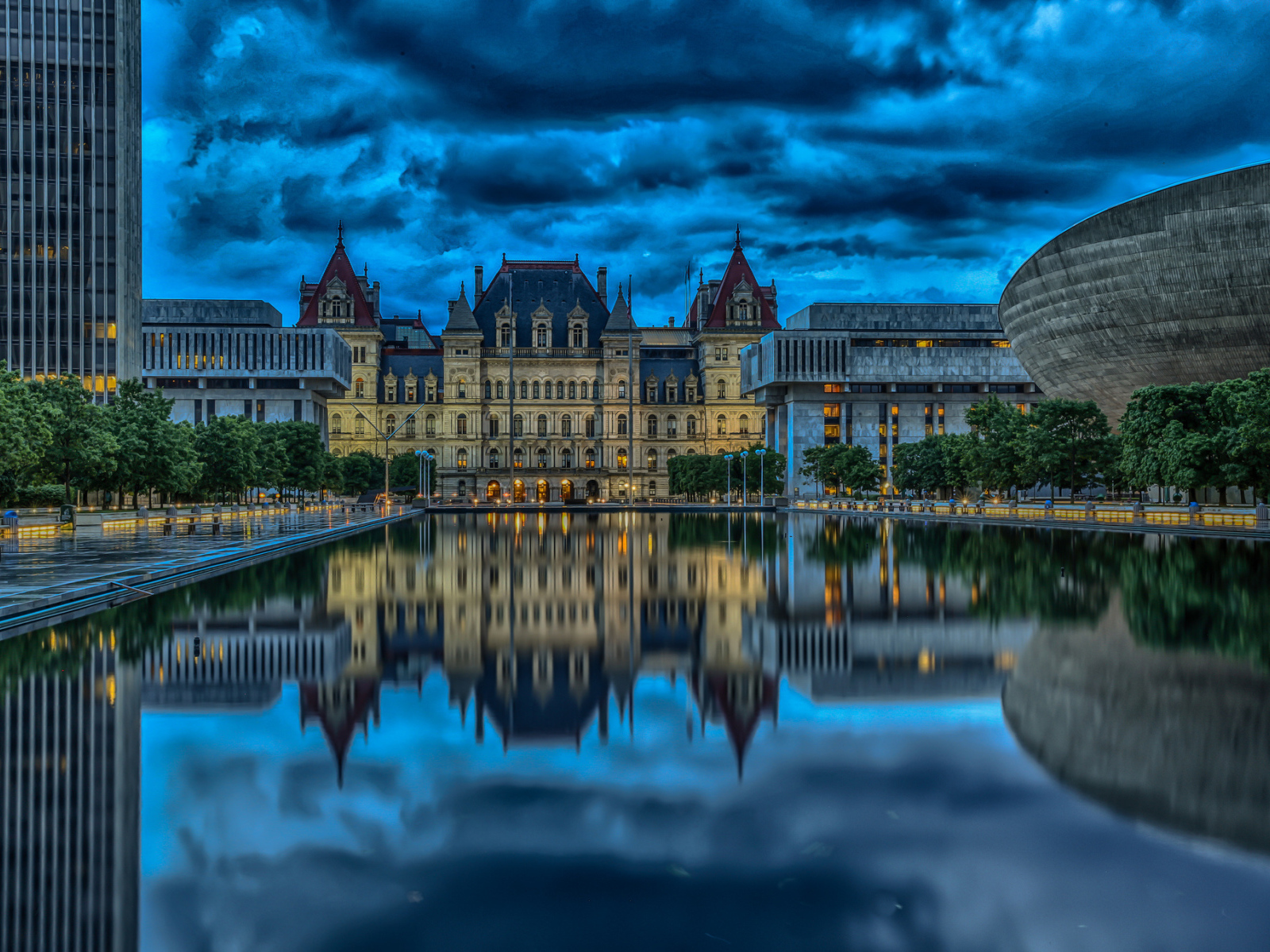 Капитолий штата Нью-Йорк отражается в пруду, Олбани. США 