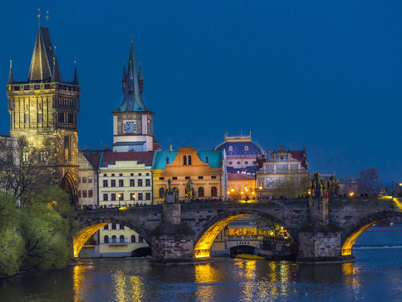 Арочный Карлов мост у реки, Прага. Чехия