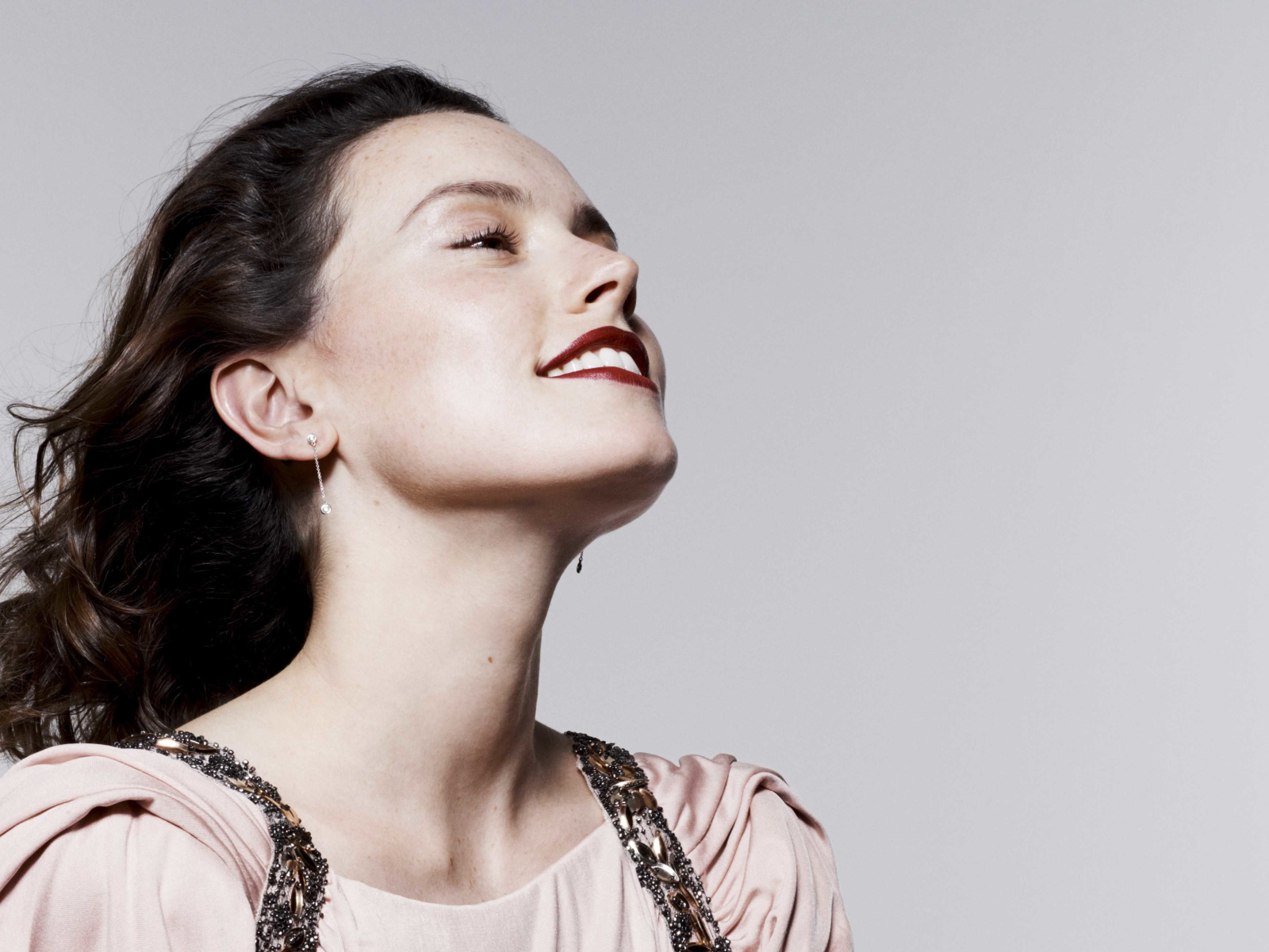 Актриса Дэйзи Ридли с накрашенными красной помадой губами