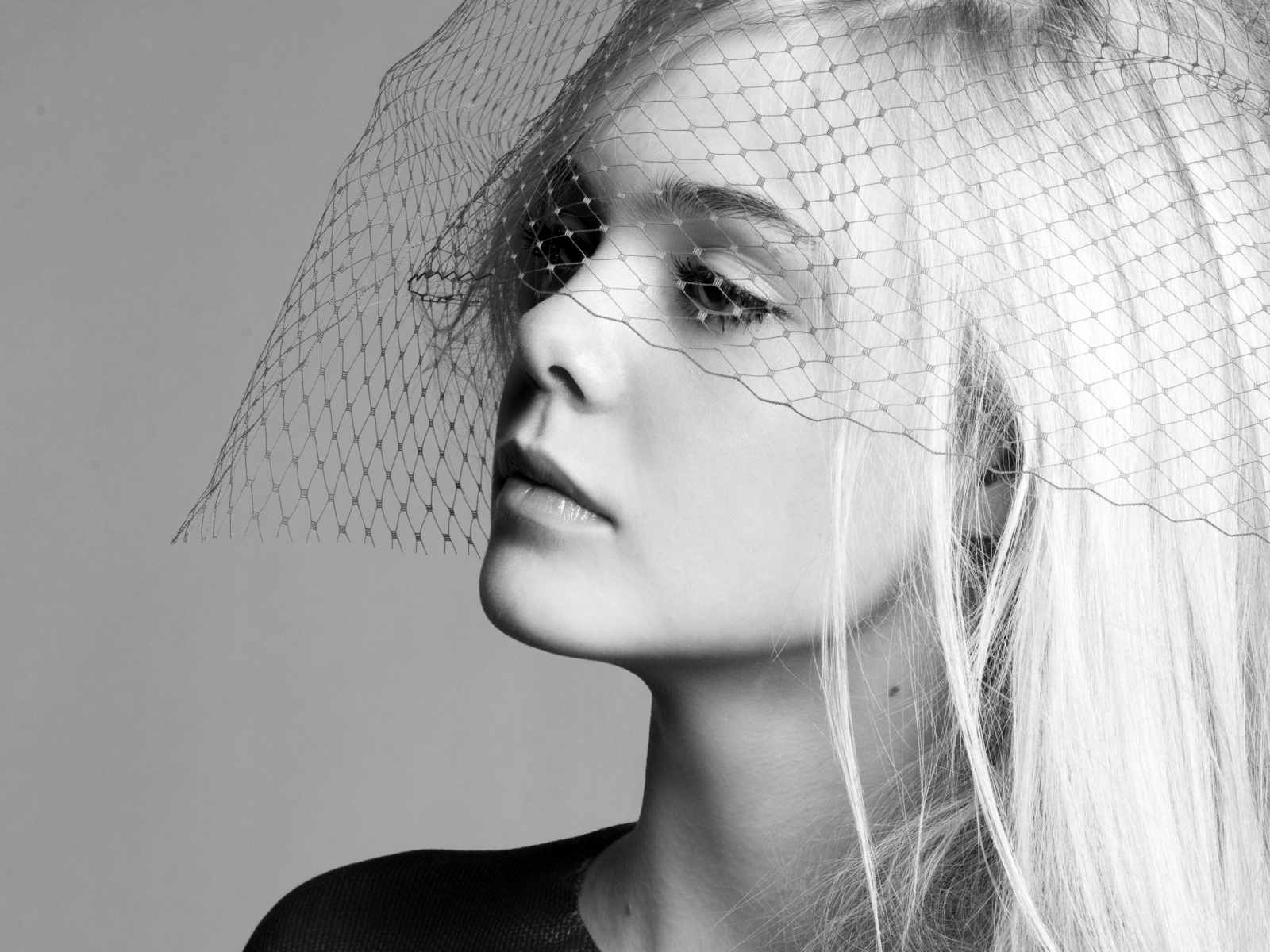 Актриса Эль Фэннинг с вуалью на лице черно-белое фото