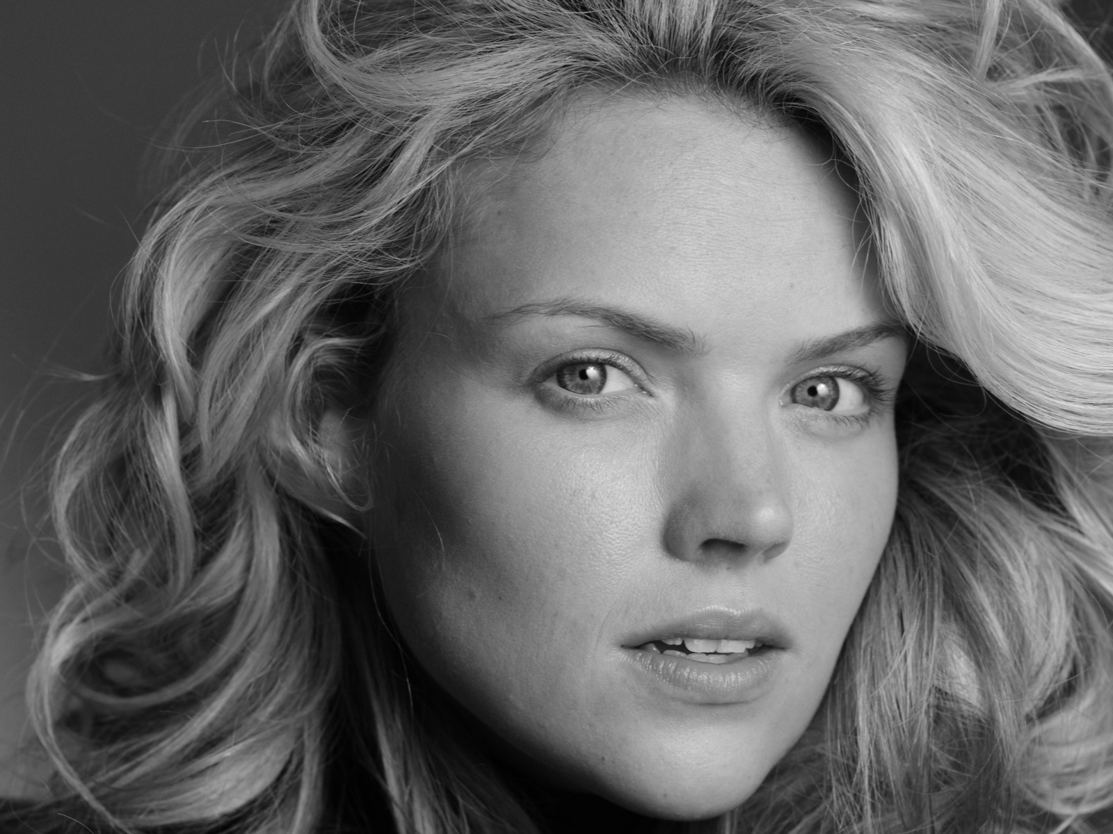 Актриса Эрин Ричардс черно - белое фото