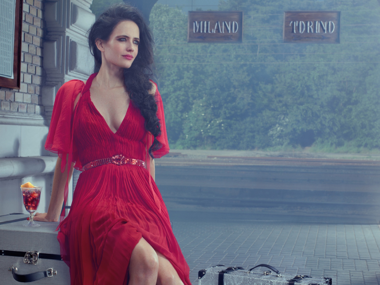 Актриса Ева Грин в красном платье