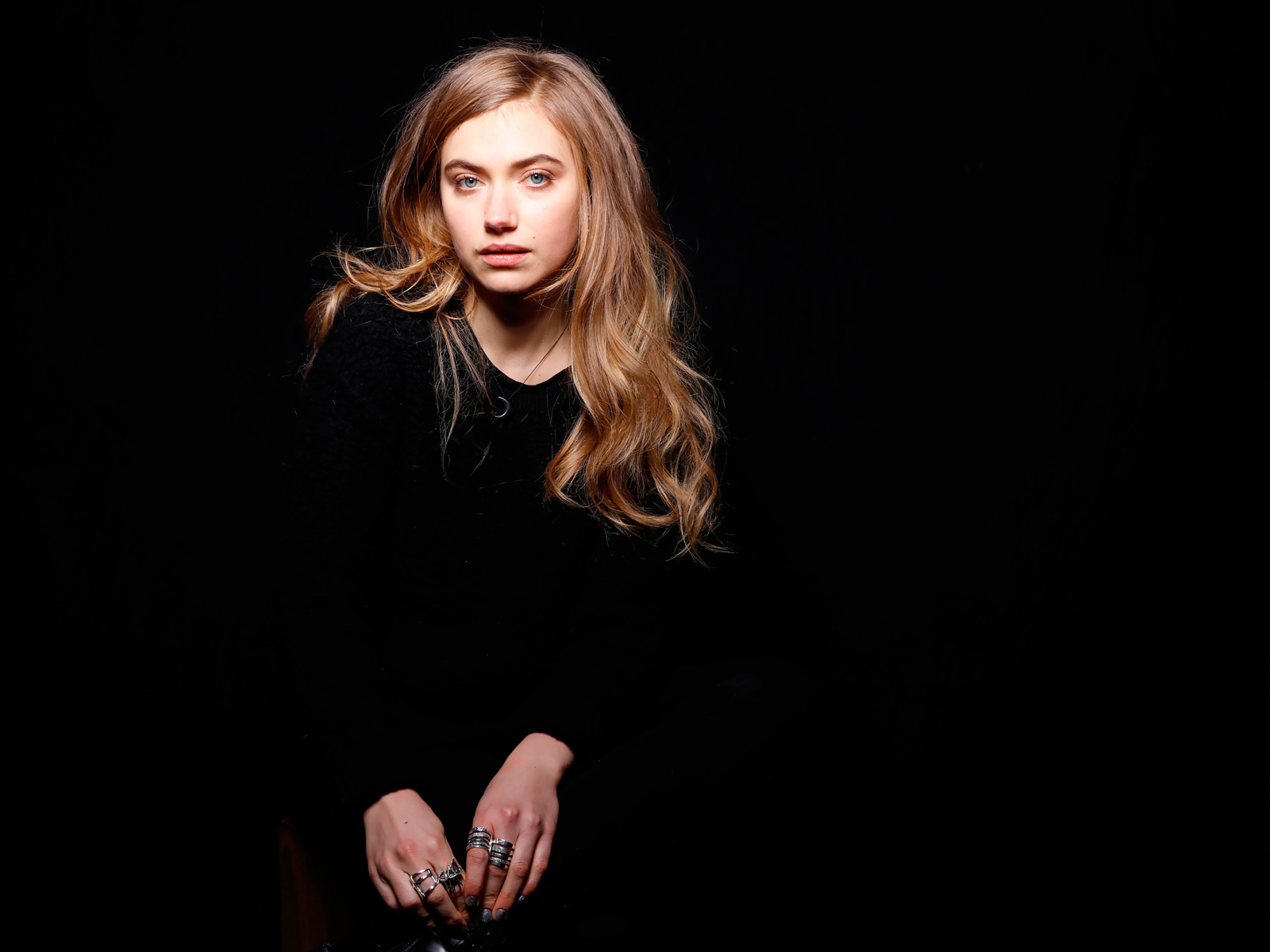 Актриса Имоджен Путс,  фото на черном фоне 