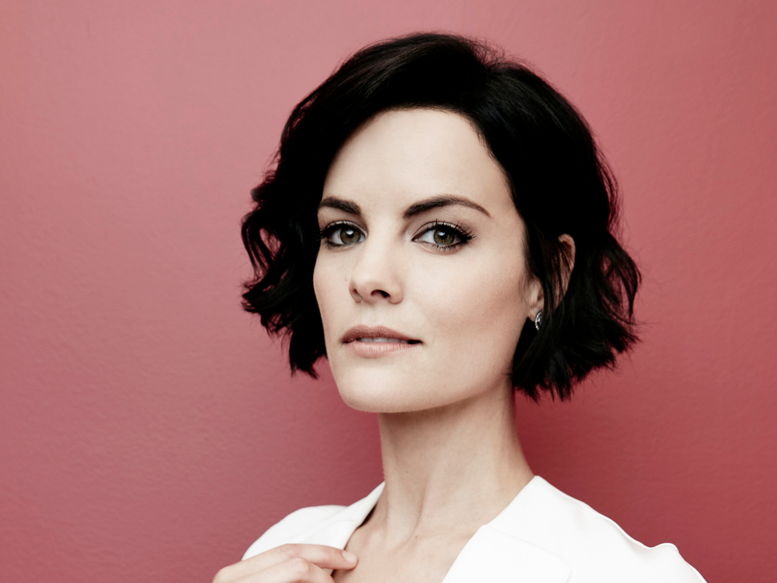 Актриса Джейми Александр,  фото на розовом фоне 