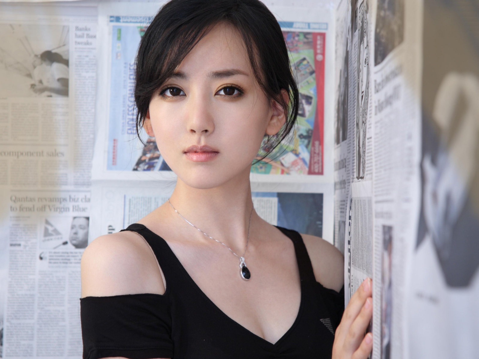 Актриса Цзин Тянь с красивым кулоном на шее