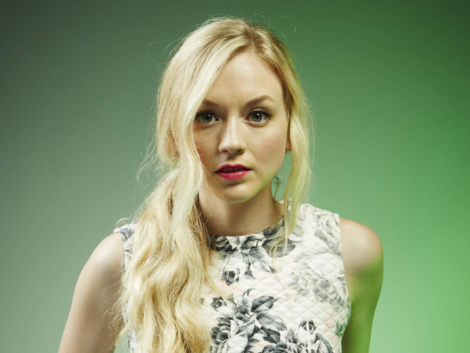 Американская актриса блондинка Эмили Кинни 