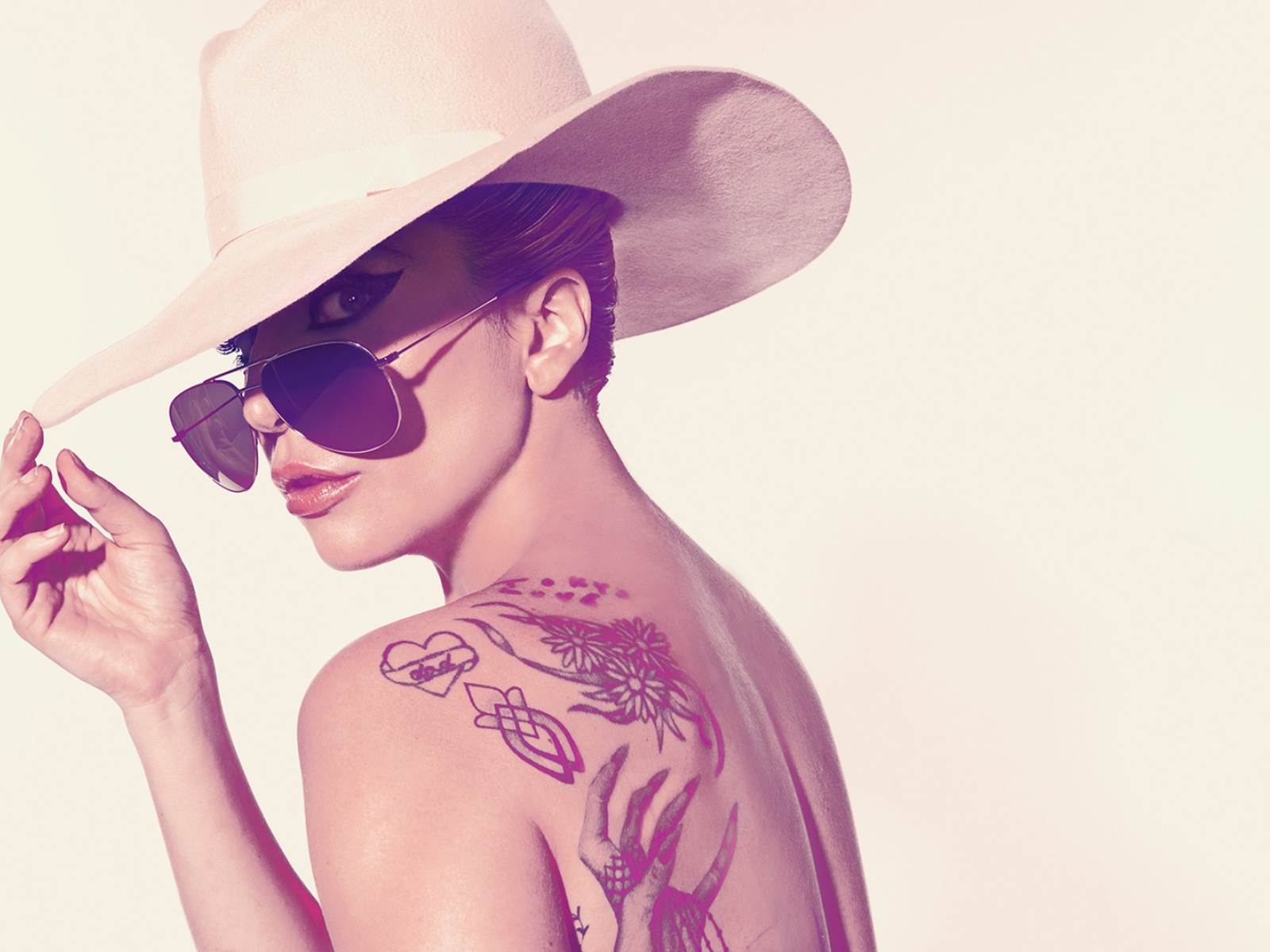 Американская певица Леди Гага с большой шляпе 