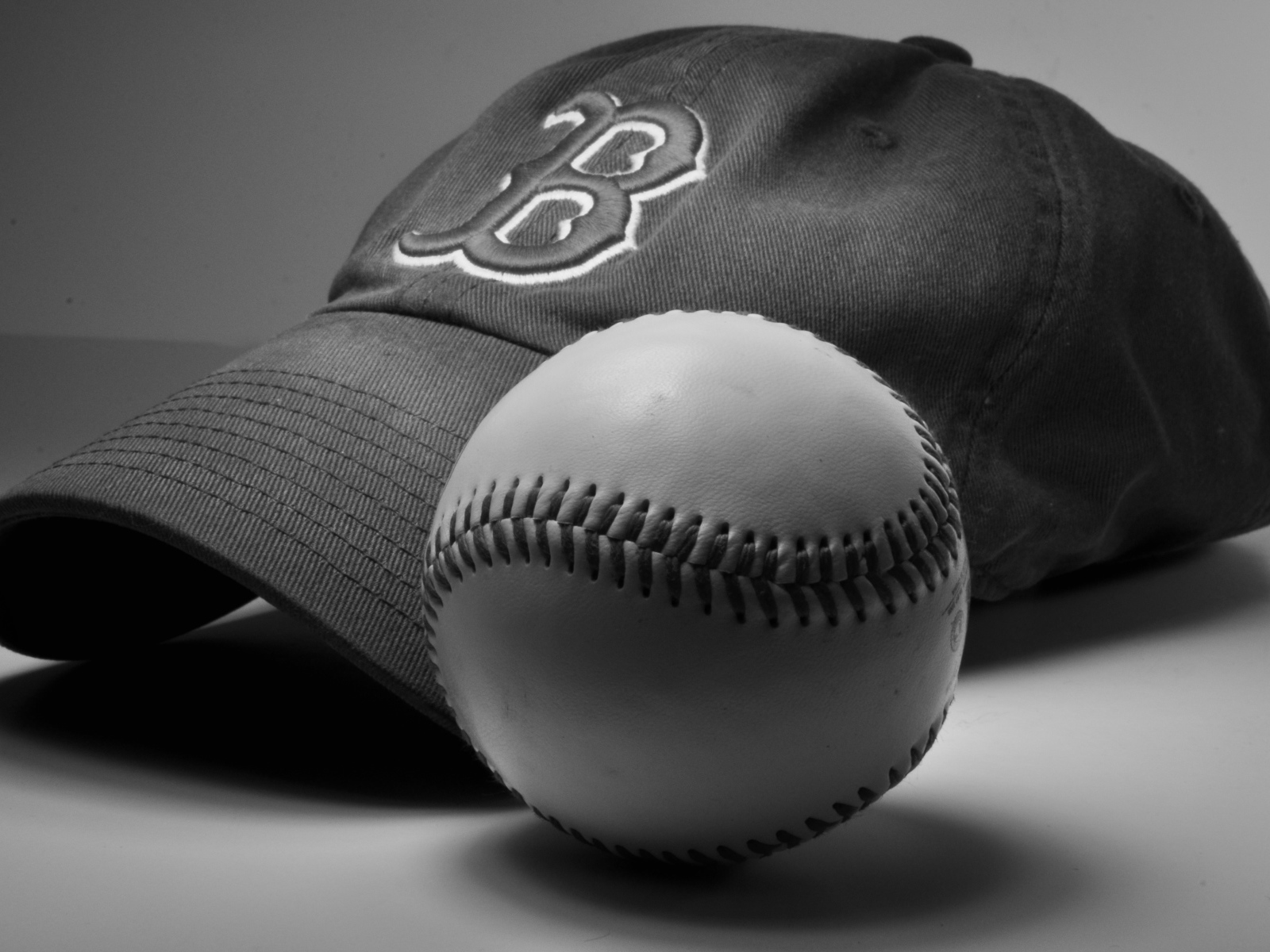 Бейсболка и мяч бейсбольной команды Бостон Ред Сокс 