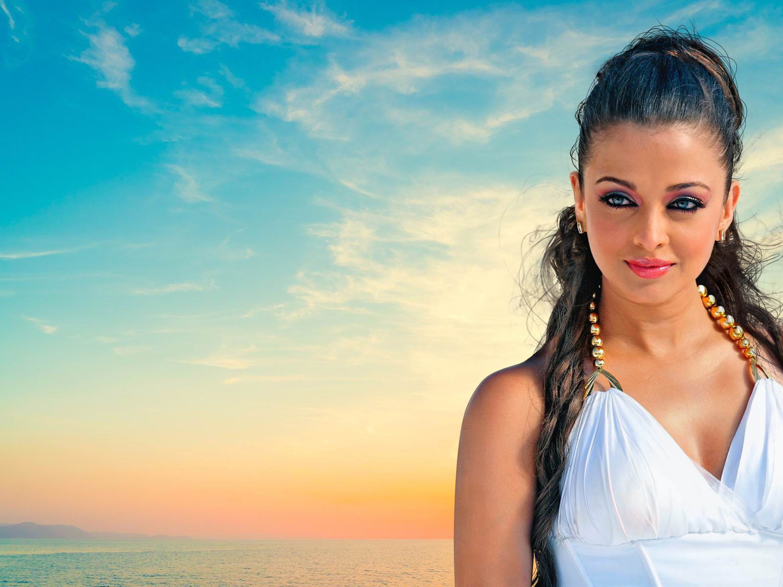 Красивая индийская актриса Айшвария Рай на фоне голубого неба 